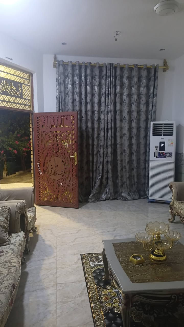السلام عليكم بيت للبيع حي المتنبي 500 متر ثلاث غرف وصاله ومطبخ حار براد استقبال وحديقه وطرمه 300  متر بناء جديد وطابوك للاستفسار اتصل ***********

