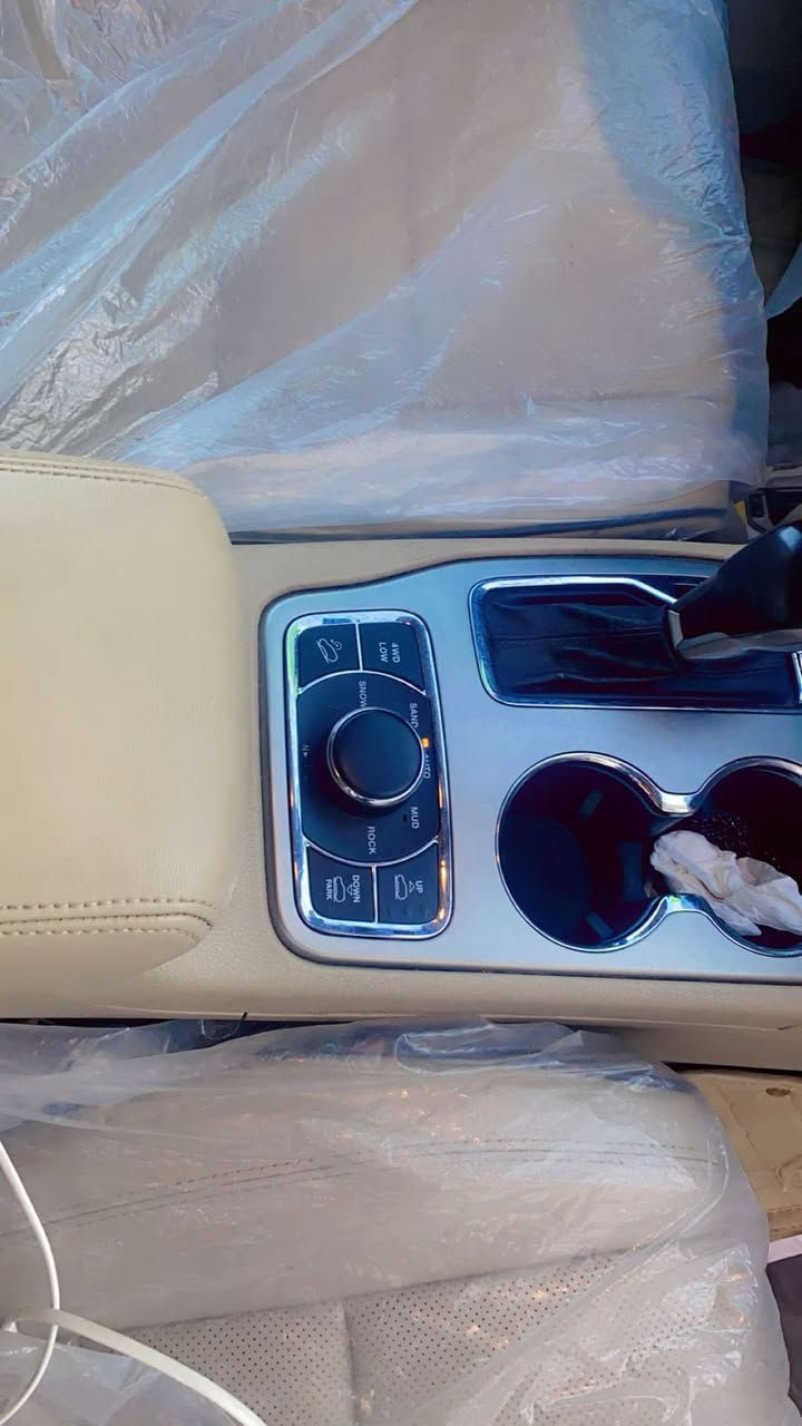 للبيع جيب 2019 خليجي اوفرلاند يعني 1/1
6سلندر مكفولة ماعدا بارد باب قليل رقم بغداد انكليزي بسمي 
الموصفات 
بنراما 
3 شاشات 
جكات تصعد وتنزل
كشنات جلد تدفئة ونبريد 
رادار  خلفي وجانبي 
مري شفط ونقاط عمياء 
بصمه تشغيل عن بعد 
نظام اقتصادي 
صندوق شفط 
تحديد مسار 
ماوس 
توقف ذاتي عند الاقتراب 
تحكم ستيرن وتدفئة 
معروف موصفات اوفرلاند فول 
السيارة بيهه منظومة زنون 
ماشية km100
السعر 285 الرقم ***********
