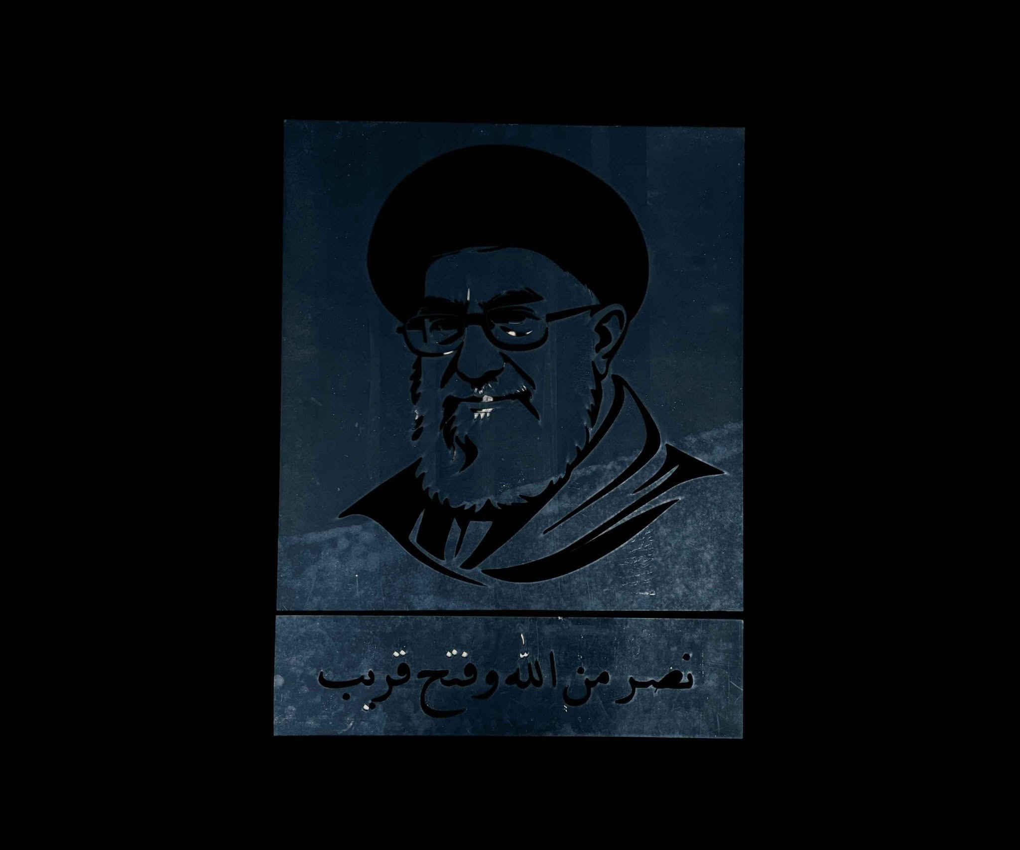 لوحة جدارية خشبية السيد علي الخامنئي ليزرية ثلاثية الأبعاد بورتريه (قطعتين)

لاستخدامات:

ديكور جداري إسلامي فاخر للمكاتب الرسمية، المقرات، الهيئات، والمجالس الثقافية.

لمسة فنية ذات طابع ديني وروحاني مميز لتزيين واجهات الاستقبال والصالات.

هدية تذكارية وعقائدية راقية جداً في المناسبات والمحافل الرسمية.

المميزات:

قص ليزر رقمي عالي الدقة: تتميز اللوحة بتفاصيل دقيقة للغاية وبورتريه منبثق تم قصه بأحدث تكنولوجيا الليزر لضمان حواف ناعمة ونظيفة تماماً كما في.

تصميم مجزأ مرن (منظومة قطعتين): يأتي الطقم مكوناً من قطعتين منفصلتين (لوحة البورتريه الرئيسية + شريط الخط العربي السفلي)، مما يمنحك حرية كاملة في تحديد المسافة الجمالية الفاصلة بينهما أثناء اللصق.

خط عربي بارز وأنيق: العبارة السفلية "نصر من الله وفتح قريب" مقطوعة بشكل بارز بخط عربي أصيل ومتقن لإعطاء هيبة وفخامة بصرية فريدة للوحة.

تثبيت ذاتي سهل وبدون مسامير: اللوحة مجهزة من الخلف بأشرطة لاصقة قوية جداً مزدوجة الوجه (Double-Sided Tape)، تتيح لك تثبيتها مباشرة على الجدران الملساء والأسطح الصلبة بكل سهولة ودون الحاجة لتخريب الحائط بالمسامير.

الملاحظات:

تجهيز وتنظيف الجدار: قبل البدء بلصق اللوحة، يرجى مسح وتنظيف السطح الجداري جيداً من الأتربة، الرطوبة، أو بقايا الأصباغ لضمان تلاحم الشريط اللاصق الخلفي بكفاءة 100%.

طريقة اللصق المتوازي: اللوحة تأتي مع قوالب خطوط ليزرية للمحاذاة يُنصح باستخدام الكبان لضمان استقامة لوحة البورتريه تماماً بشكل أفقي قبل إزالة الحماية عن الشريط اللاصق ثم اضغط بثبات على الجوانب لمدة 30 ثانية.

ميزة التباعد الجمالي: نظراً لأن شريط الكتابة منفصل تماماً (بارتفاع 15 سم) عن لوحة البورتريه (بارتفاع 60 سم)، يمكنك ترك فراغ جداري بسيط ومدروس بمقدار 2 إلى 5 سم بين القطعتين لإعطاء مظهر ديكوري عصري وأكثر اتساعاً للوحة.

القياسات:

القياس الإجمالي قبل اللصق (اللوحة + الكتابة معاً): طول 58 سم × سمك 1 سم × ارتفاع 75 سم.

قياس لوحة البورتريه فقط: طول 58 سم × سمك 1 سم × ارتفاع 60 سم.

قياس شريط الكتابة والخط فقط: طول 58 سم × سمك 1 سم × ارتفاع 15 سم.

أبعاد كرتون التغليف الآمن ضد الكسر: 60 × 80 × 5 سم.

توصيل بغداد ومحافظات بغداد, العراق


**إذا كنت صاحب هذا الإعلان وتريد حذفه لأي سبب، رجاءا أرسل رسالة إلى الدعم الفني**