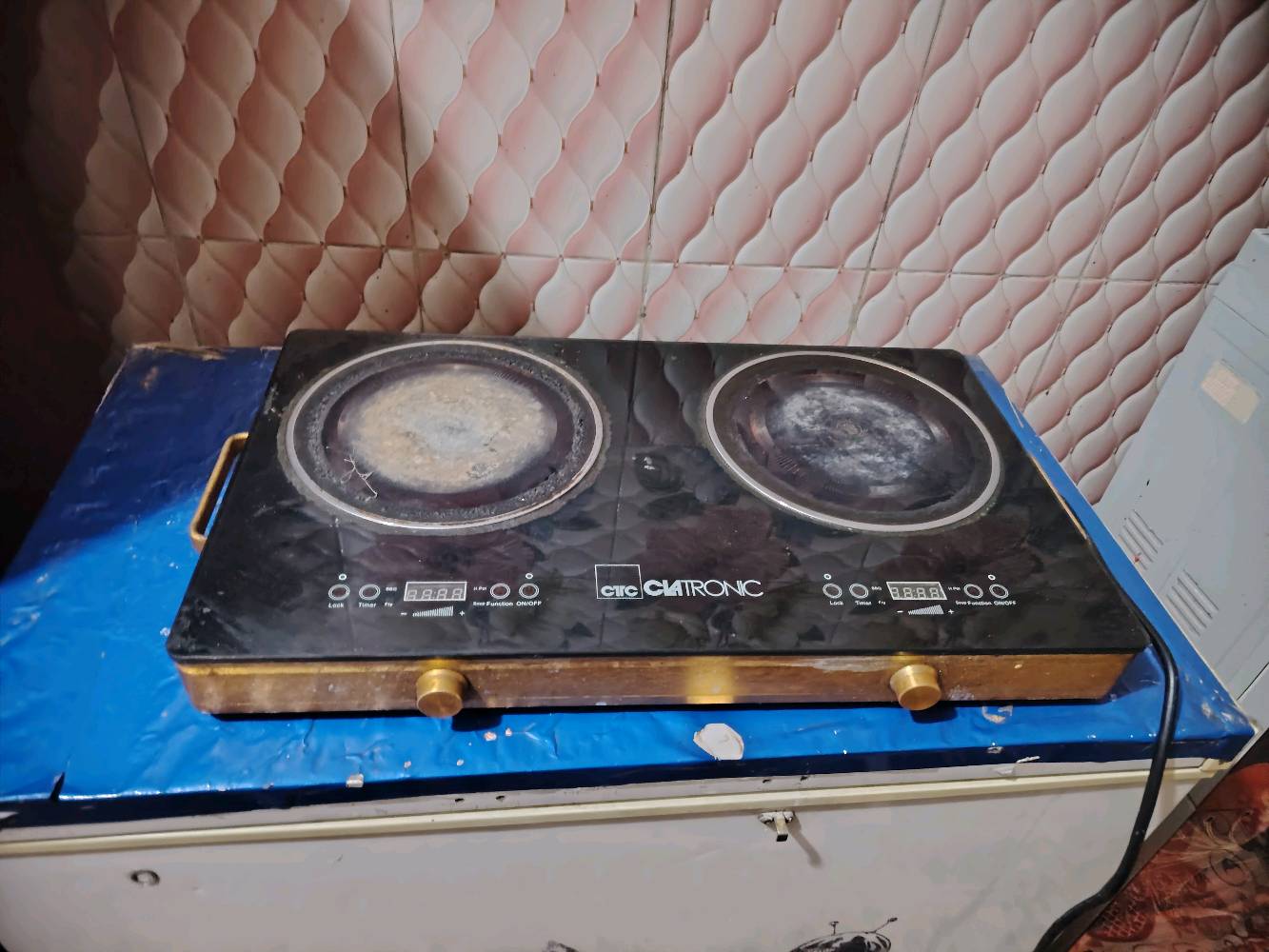 بغداد - بلديات ---لايوجد توصيل 
طباخ كهربائي شغال 
سعر 25.   الف 
شراي يتصل 