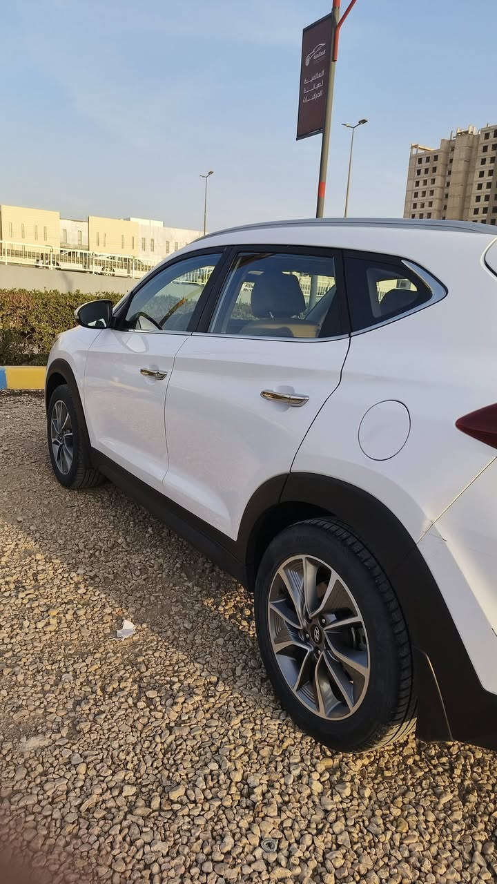 للبيع سيارة توسان خليجي ٢٠١٨باسم شركة الراوي 
محرك ٢٠٠٠ رقم اربيل نظيفة جدا 
المواصفات 
فول تحكم استيرن
كشن كهربائي السائق 
لد نهاري
مري شفط
اشاير مري
بردة خلفية
تبريد قطعتين 
كاميرا خلفيه
حساسات خلفيه
ثلاث وضعيات للقيادة 
المكان النجف الاشرف
السعر 180 وبيه مجال
موبايل ***********
