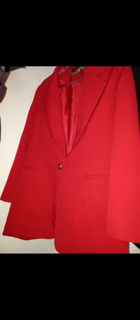 سترة حمراء • نظيفة • توصيل