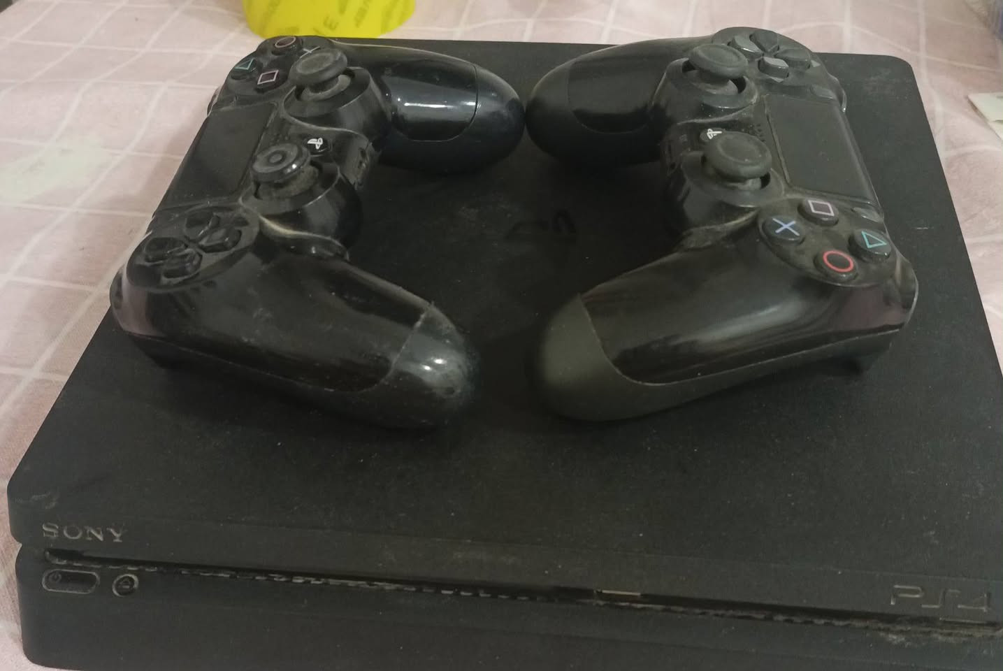 بلي 4
هارد 500
مهكر 
جوستك عدد 2
السعر 230
رقم الهاتف/ ***********
