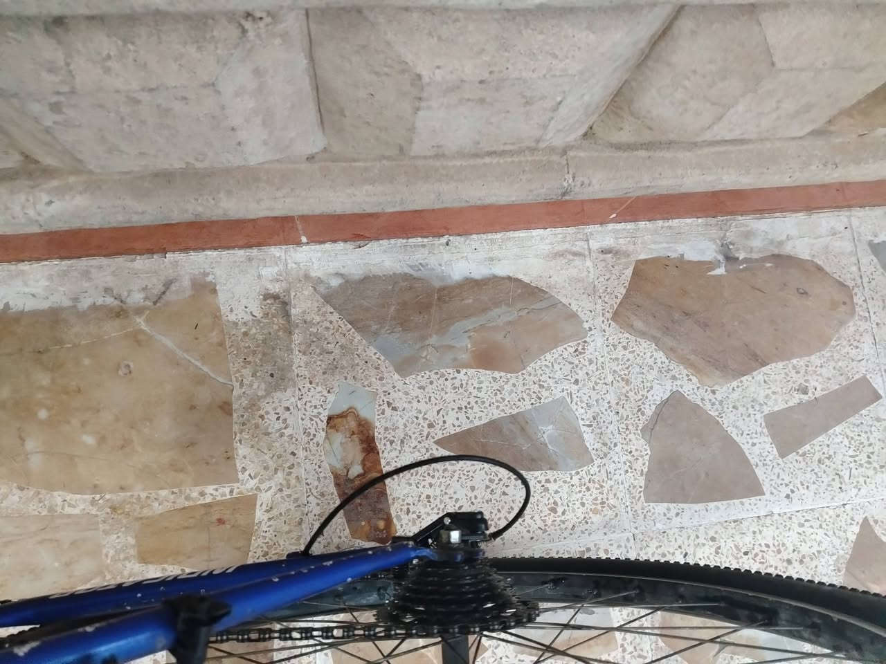 السلام عليكم للبيع
النوع والفئة: دراجة جبلية (Mountain Bike - MTB) مصممة للطرق الوعرة واليومية.
​العلامة التجارية (الماركة): INDICATOR (مكتوبة بشكل واضح على الهيكل والمساعد الأمامي).
​اللون: أزرق ملكي (Royal Blue) مع ملصقات وخطوط باللونين الأبيض والأصفر.
​الهيكل (Frame): مصنوع من المعدن بتصميم رياضي متين، ويحتوي على قفل دراجة أسود ملفوف ومثبت أسفل المقعد.
​المساعدين (Suspension): تحتوي على مساعد أمامي (Front Suspension Fork) من ماركة INDICATOR للمساعدة في امتصاص الصدمات على الطرق غير المستوية.
​نظام التروس والسرعات: دراجة سرعات (Multi-gear) تحتوي على تروس أمامية وخلفية مع ناقل حركة (Shifters) مثبت على المقود، مما يتيح تغيير السرعات لتناسب المرتفعات والطرق المستوية.
​المكابح (الفرامل): فرامل من نوع V-Brake (فرامل لقيمات تقليدية) على العجلات الأمامية والخلفية.
​الإطارات والعجلات: إطارات جبلية عريضة ذات نقشة خشنة لزيادة الثبات على الأرض، مع جنوط ألمنيوم وشفرات (سلك) كلاسيكية.
​المقعد: مقعد أسود مريح وقابل لتعديل الارتفاع.
​بلد الصنع: مدون عليها ملصق "MADE IN CHINA" (صنع في الصين) أسفل الهيكل.
​الإضافات: تحتوي على جك (مسند جانبي) أسود لتثبيت الدراجة عند الوقوف.
​حالة الدراجة العامة (كما تظهر في الصورة):
الدراجة تبدو بحالة جيدة وجاهزة للاستخدام، الهيكل سليم ولا توجد به صدمات واضحة، مع وجود بعض الآثار الطبيعية للاستخدام الخفيف على الإطارات والدواسات
الحجم 26
السعر 90وبي مجال


**إذا كنت صاحب هذا الإعلان وتريد حذفه لأي سبب، رجاءا أرسل رسالة إلى الدعم الفني**