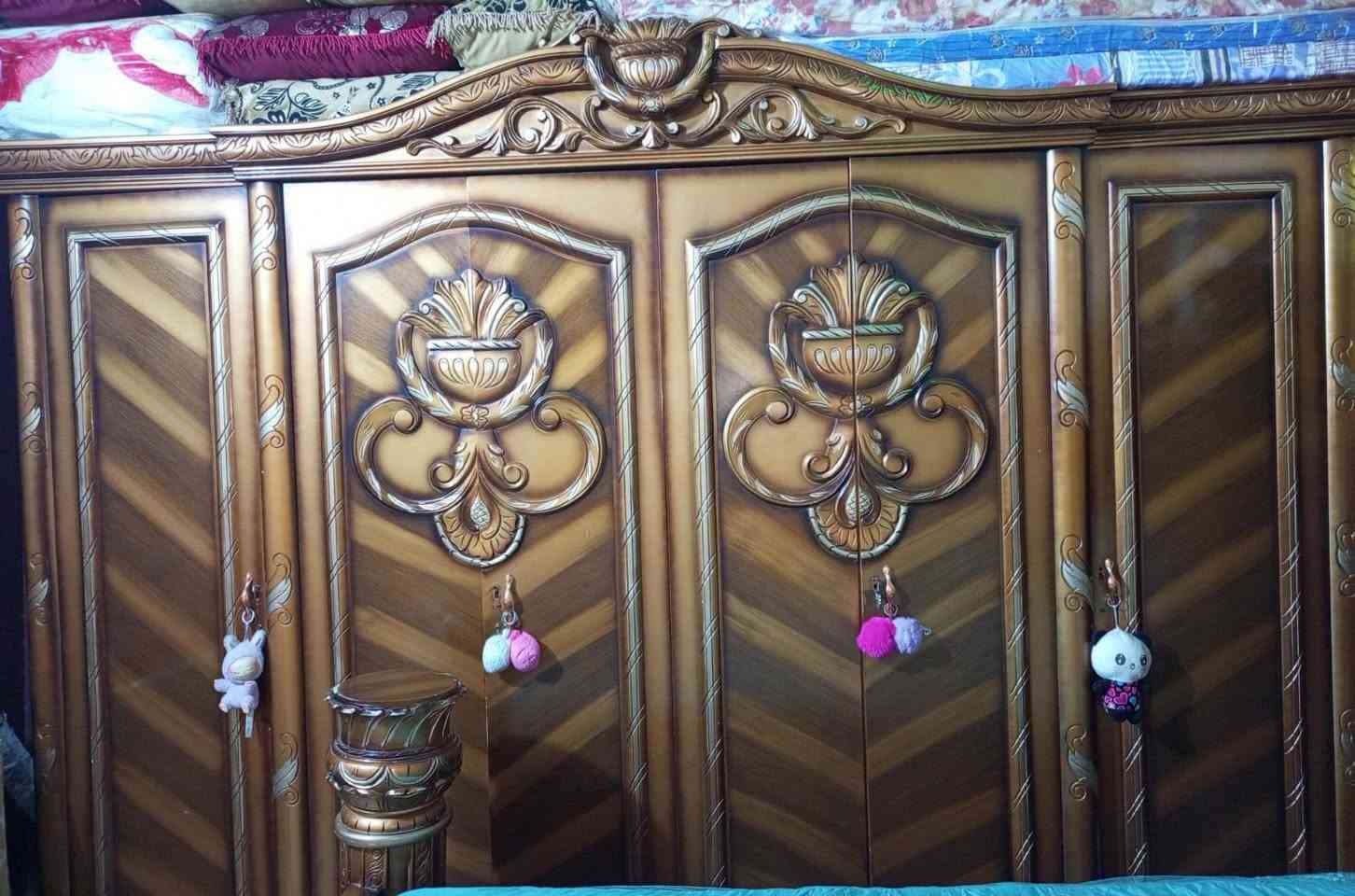 سلام عليكم كرفه نوم كويتي اصل الون صاج اصلي لاخدش ولا كسر تكون من ابو مرايه وملحق وكومديات2وجربايه وكنتو. ست طلاكات قرفه فخمه ماخذه مليون250سابقن وسعر الحالي ب850وبيه مجال جدن بصيط حك الجيه جدن بصيط الستفسار عل رقم بي وتساب ***********
