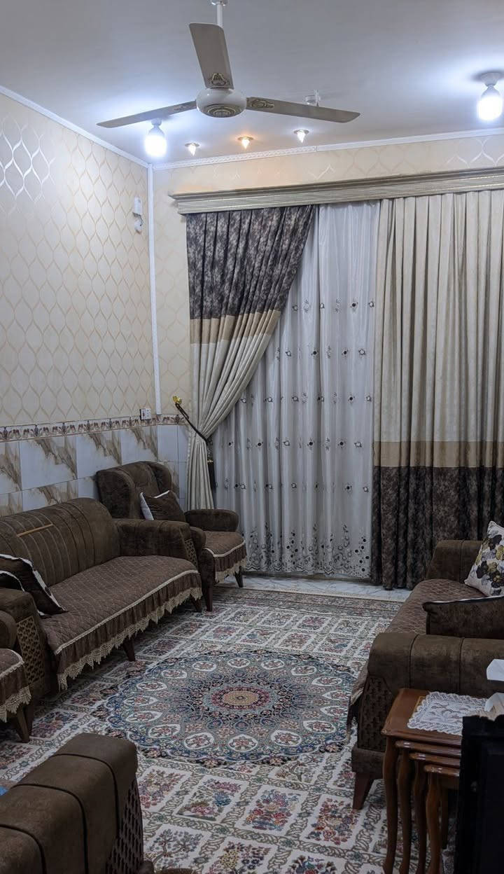 مشتمل للبيع بحي الجامعة
خلف عمارة موسى الكاظم متكون 
من غرفه وهول ومطبخ وصاله 
طابق واحد 
تفاصيل خاص او اتصال على الرقم
***********
***********
