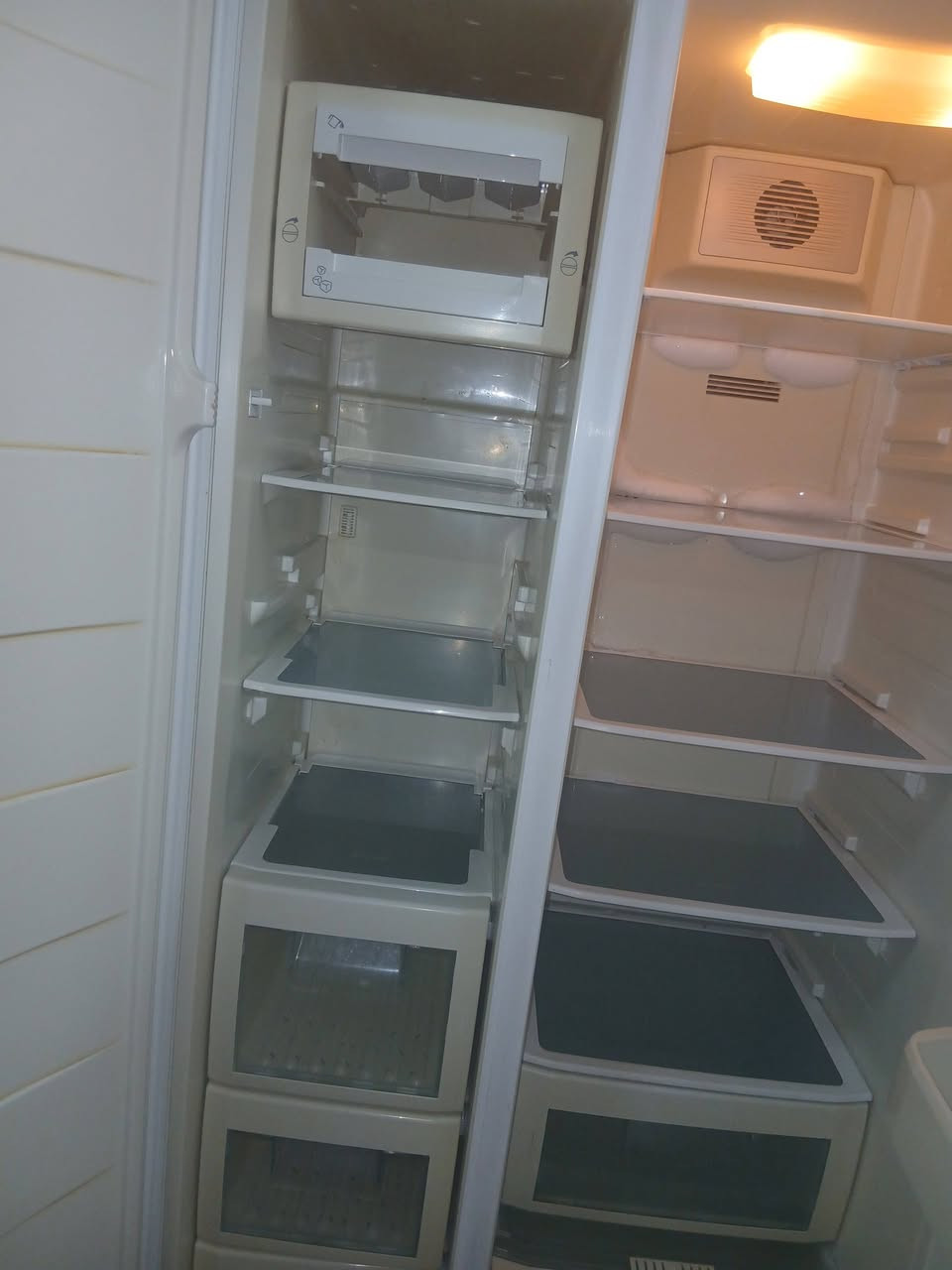 ثلاجه للبيع بيها ليك زغير ينكط مي
بسمايا B8
السعر 400 
***********
