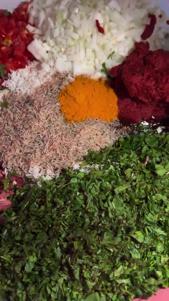 مطبخ غصن الزيتون 🍃

ريحة الدولمة وهي تفور بالكدر… وحدها ترد الروح 🤍

من هنا تبدي الحكاية…
حشوة طازجة تتحضر يومياً، وبصل وسلق ينلف حبة حبة وبإتقان، وبعدها يدخل للكدر ويبقى على نار هادئة حتى يطلع الطعم اللي كلنا نشتاقله.

هاي مو مجرد دولمة…
هاي طعم البيت الأصيل، وطعم اللمة الحلوة. 🫶🏻

🚚 التوصيل متوفر لحد باب البيت

📞 للحجز والطلبات راسلونا على الخاص
او الاتصال على الرقم ***********
#مطبخ_غصن_الزيتون #دولمة #أكل_بيتي #توصيل #العراق
