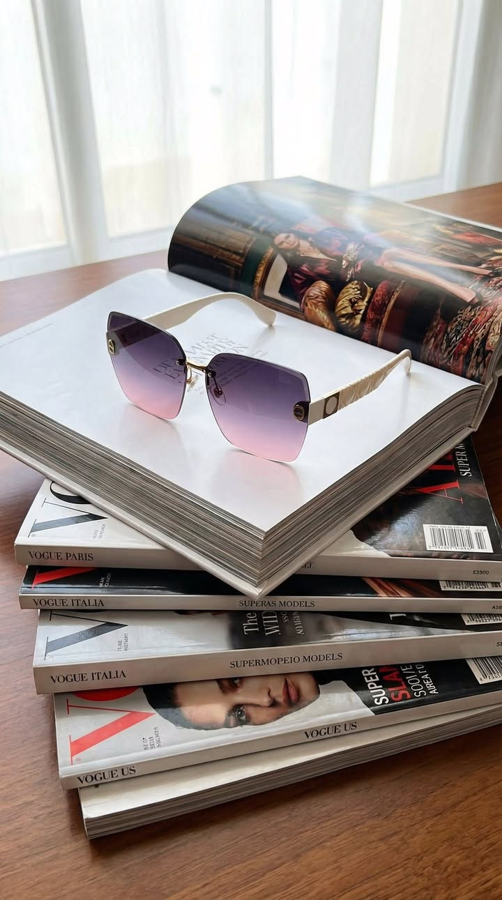 تألقي بسحر الغروب الوردي.. 🌅💖
دللي نفسك مع هذه التحفة الفنية من لويس فيتون. عدسات ساحرة بتدرج لوني يجمع بين الأنوثة والجرأة، محفورة بدقة بشعار الماركة العالمي. تصميم يمنحكِ لمسة من الضوء والنعومة على وجهك، وكأنكِ ترتدين قطعة من المجوهرات.
لماذا هذه النظارة؟
تصميم عصري بدون إطار يبرز ملامح الوجه بنعومة.
أذرع بلون كريمي فاخر مع لمسات ذهبية غنية.
عدسات عالية الجودة تحمي عينيكِ بأناقة لا تُضاهى.
ملاحظه بدون حافضه 

واتساب ***********
