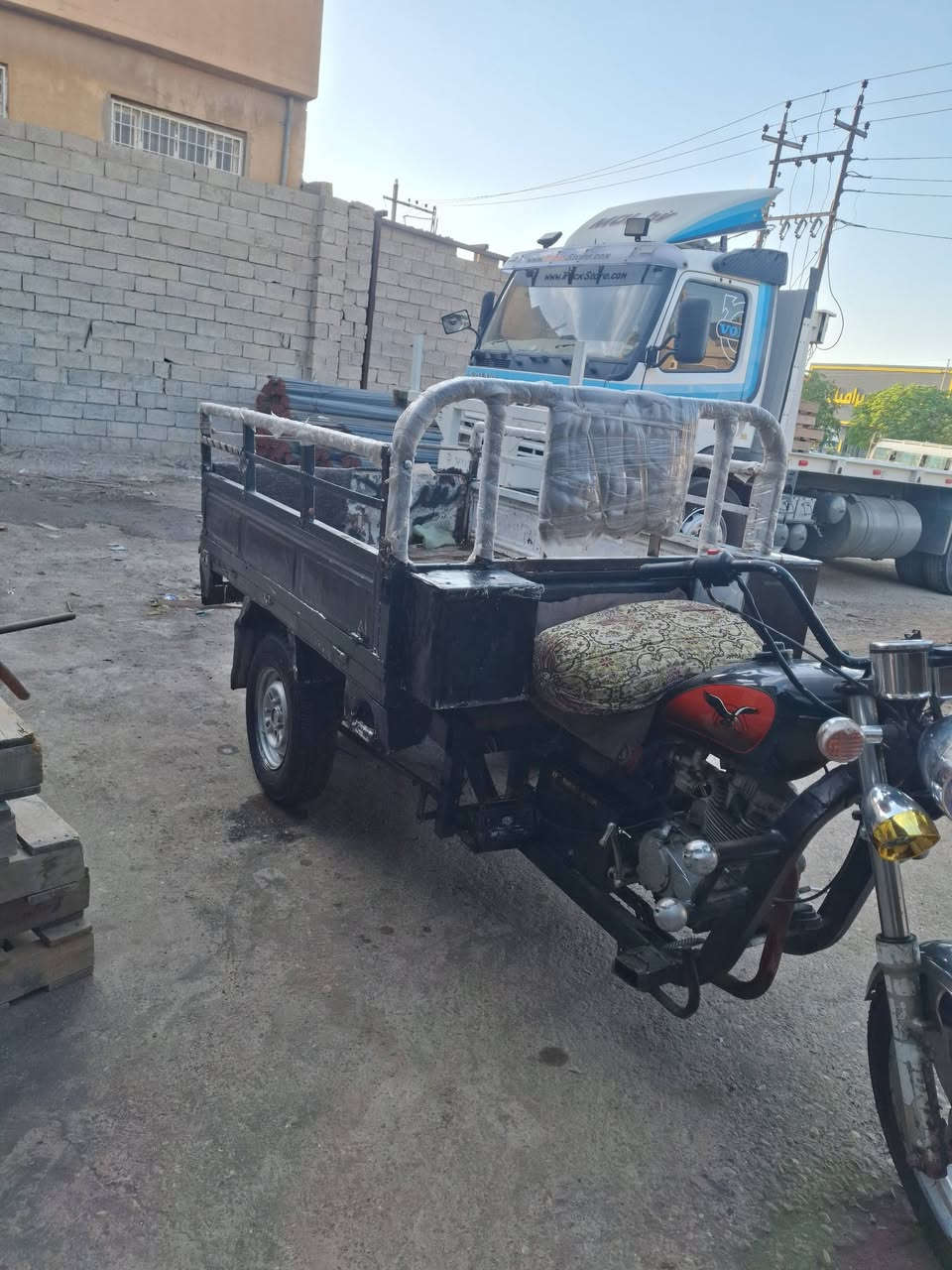 سلام عليكم ستوته لبيع شاصي ١٨ ولمحرك موديل ٢٣ ركبه شرط تخم تايرات جدد جوبلس كير اكسل كله شرط كهربيات كله شغال بريك عل طخه مانقصها برغي سعرها ٨٢٥ وبيها مجال حك الجيه شراي يخابر مكاني (كركوك)  ***********
