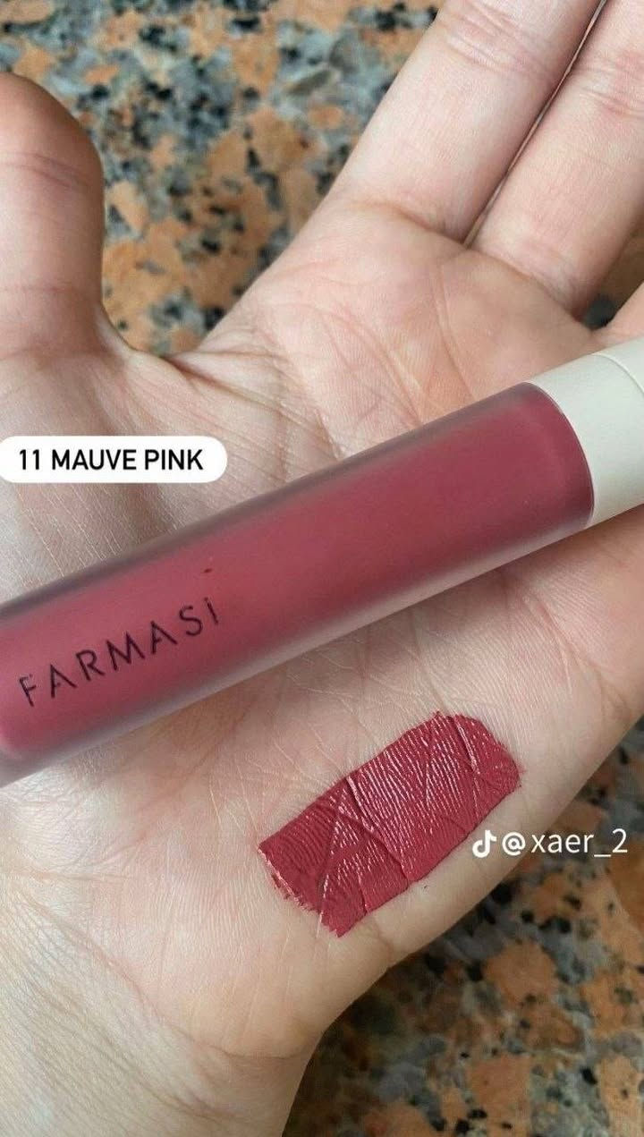 هذه مجموعة من أحمر الشفاه السائل المطفي من فارماسي (Farmasi Matte Liquid Lipstick). 
تأتي المجموعة في عبوة تحتوي على 12 قطعة.
تتميز بتركيبة غنية بالألوان وتدوم طويلاً دون أن تتسرب أو تنتقل.
القوام كريمي ينساب بسلاسة عند التطبيق.
تحتوي على مكونات مرطبة مثل زيت الأفوكادو وفيتامين E.

الفارمسي 🔥🔥🔥
12 لون

سعر خاص
توصيل لجميع محافظات العراق


**إذا كنت صاحب هذا الإعلان وتريد حذفه لأي سبب، رجاءا أرسل رسالة إلى الدعم الفني**