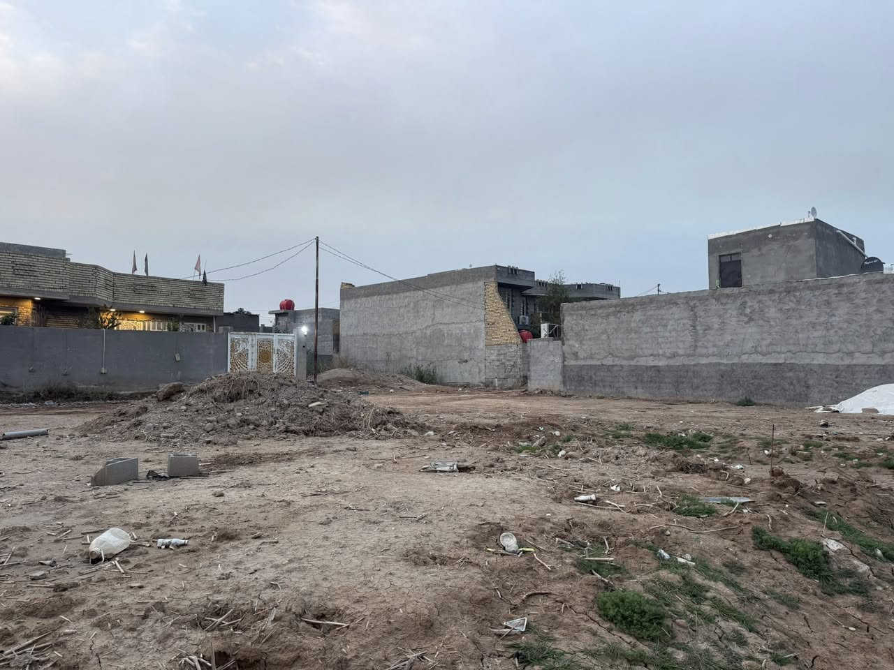 قطعة طابو زراعي في حي ( معمل الثلج ) 
خلف غسل ( ابو علي ) سعد كريم الجاسم 
مساحة ١٥٠ م 
ماء - كهرباء - مجاري - خدمات 
مشمولة بقرار ( ٣٢٠ ) 
الوجه ١٥ م 
النزال ١٠ م 

للاستفسار مراجعة مكتب ( غيدان ) للعقار  
واسط - الزبيدية - مقابيل حي ( الصناعي )  
***********  
*********** محمد سيد غازي
