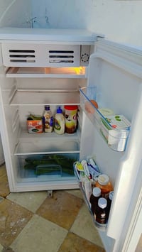 ثلاجه للبيع السعر ٨٠ الف جديده استعمال شهر  بغداد شارع فلسطين ٠٧٧٢٣٢٥٢...