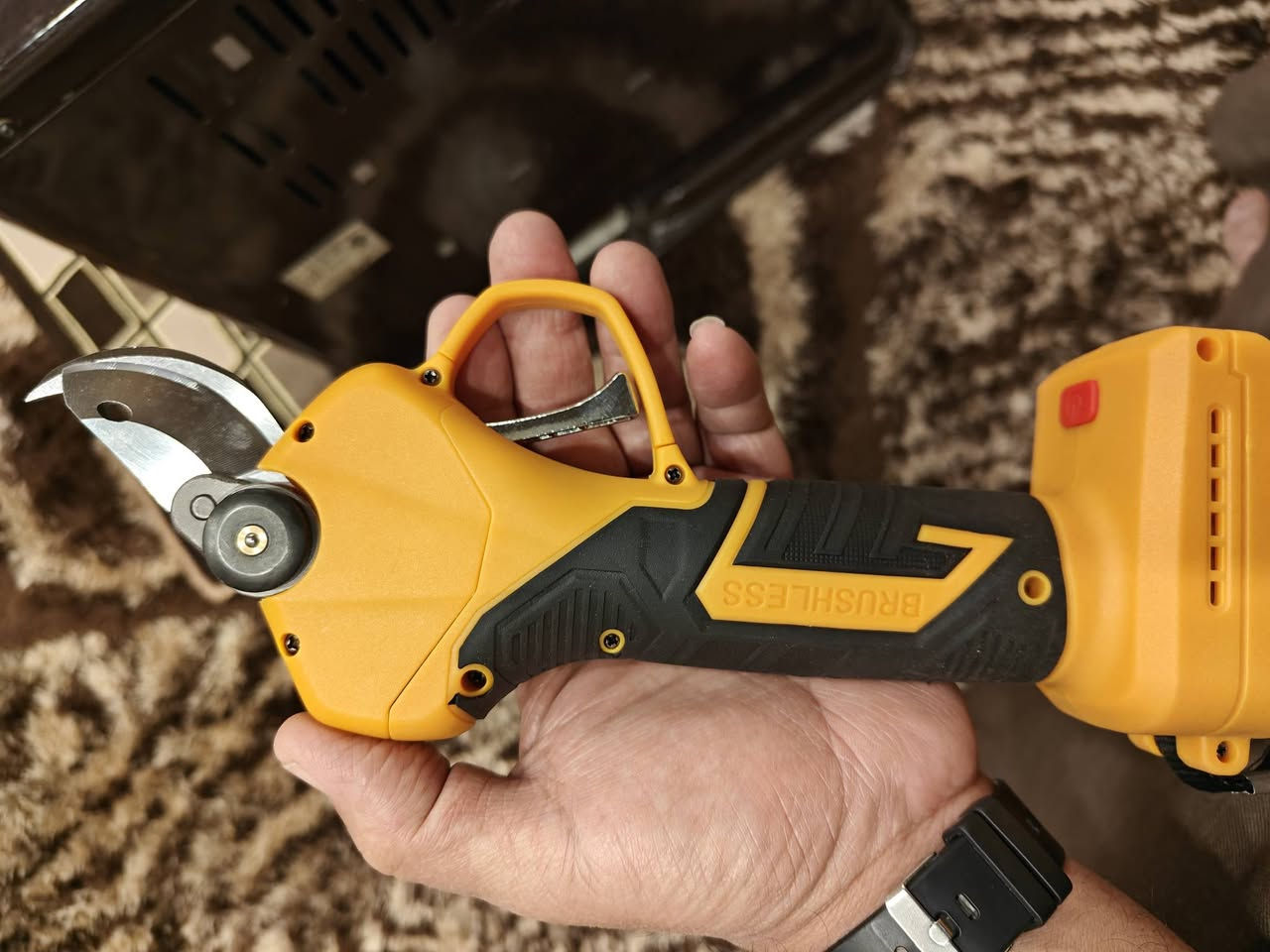 مقص تقليم بريشلس يشتغل على بطاريه ديولت الاصليه يده فقط بدون ملحقات السعر 35 ويا التوصيل للتواصل ***********
