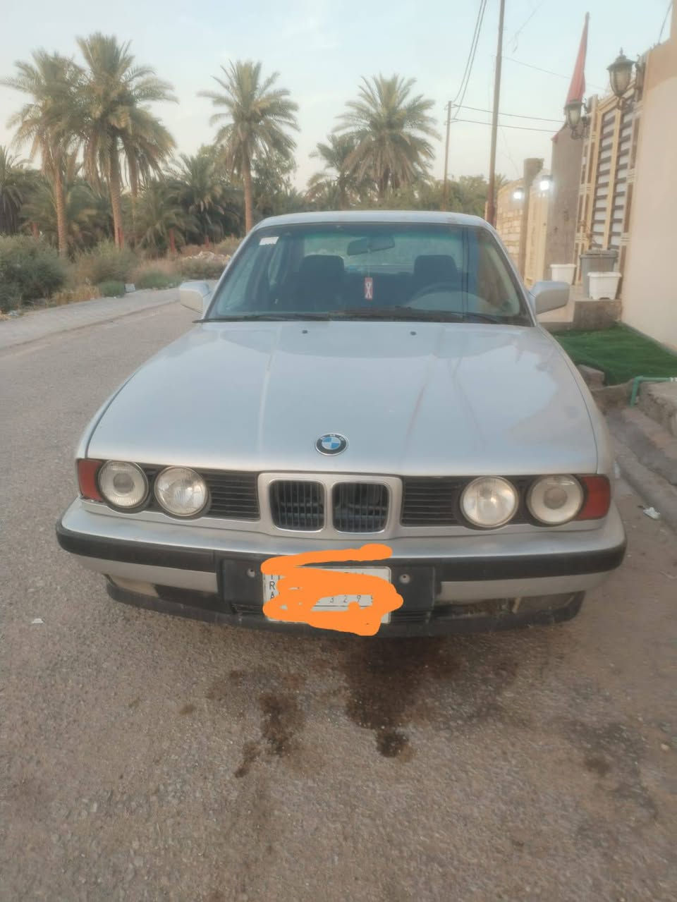 *للبيع | BMW 525i موديل 1992*
*"وحش التسعينات الألماني E34"* 💎
- *السيارة*: BMW الفئة الخامسة E34
- *الموديل*: 1992
- *الحجم*: 525i
- *المحرك*: مسكر فانوس M50 - 2.5 لتر 6 سلندر، القوة والاعتمادية
- *الكير*: أوتوماتيك 
- *اللون*: سلفر ملكي، هيبة بالشارع
- *الرقم*: نجف
- *ويل كب*: BBS الأصلي، يخبل على السيارة
- *كشنات جلد سبورت مطرزة أحمر، 
- *الستيرن*: ملبس مع شعار M Power
- * السيارة مصيونة ومرتبة، واضحة بالصور من بره وجوه

*📍 المكان*: النجف الأشرف ***********
- *السعر 42 وبيه مجال
