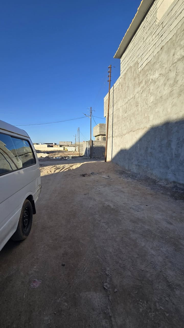 السلام عليكم،
نود إعلامكم بتوفر عقار للبيع.

**تفاصيل العقار:**

*   **نوع السند:** طابو زراعي، سند 25.
*   **المكونات:** يتألف العقار من ثلاث غرف، ديوانية، صالة، مرافق صحية داخلية وخارجية، بالإضافة إلى كراج.
*   **الملاحظات:** يحتاج العقار إلى أعمال اللبخ والبياض فقط.
*   **الموقع:** شارع معمل الشيخ.
*   **السعر:** 60 مليون دينار عراقي، قابل للتفاوض.

للاستفسار، يرجى التواصل مع السيد أبو عباس على الرقم: ***********.
