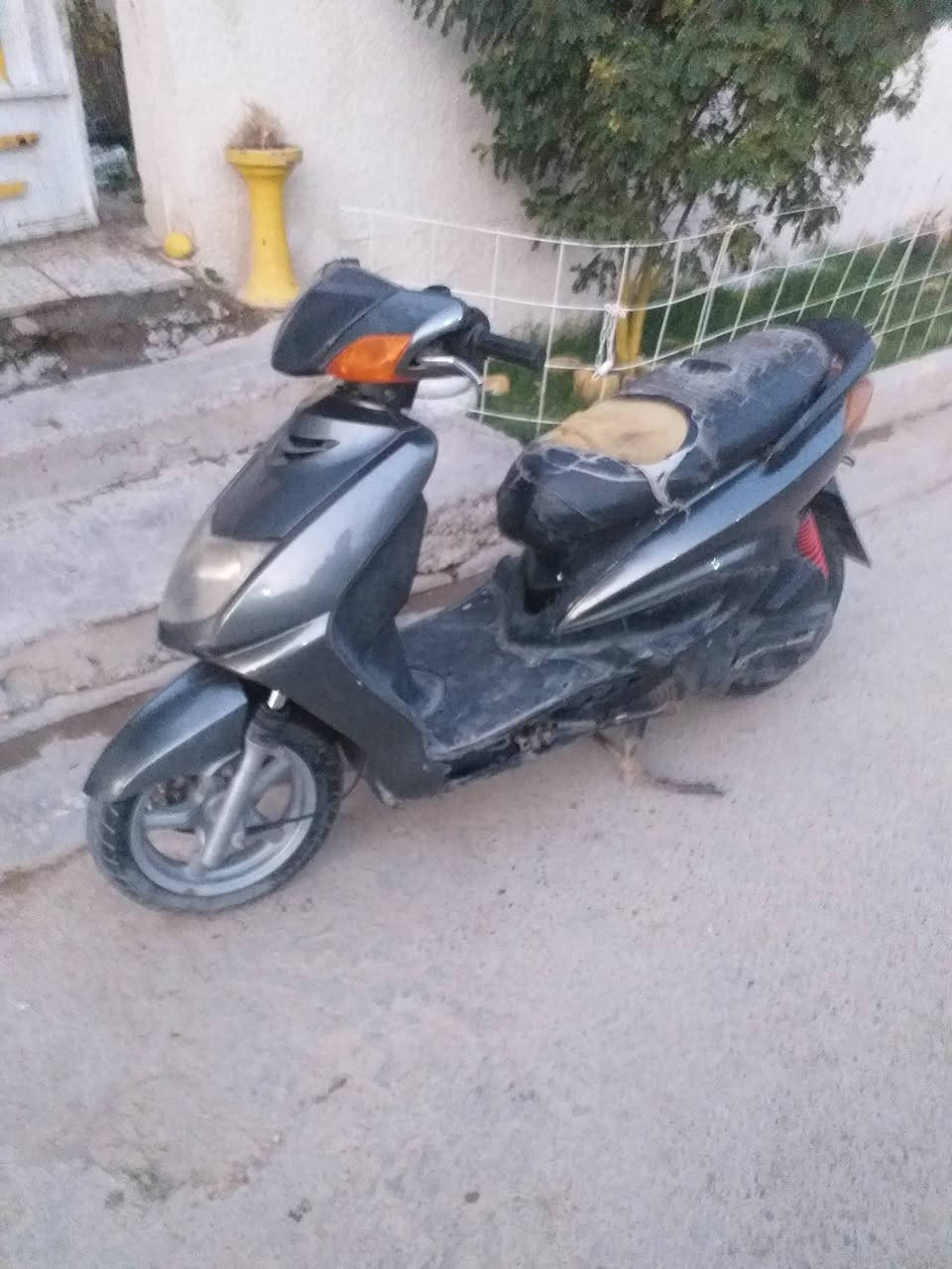 دراجه سكنس كلهه شغاله سلف هندر كهربايات كيلو متر بريكات خلفي أمامي تايرات جدد كلهه شغال السعر ٤٥٠ المكان  بغداد الحسينيه الراشديه    ***********
