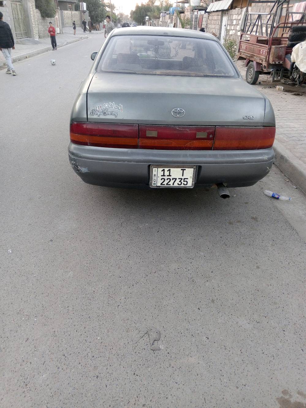 سيارة تييوتا قديمة للبيع بلون فضي، بوضع جيد من الخارج كما هو موضح بالصور. الداخلية بحاجة إلى بعض الصيانة البسيطة. السيارة تعمل بشكل جيد ومناسبة للاستخدام اليومي. للاستفسار، يمكنكم التواصل معي مباشرة.