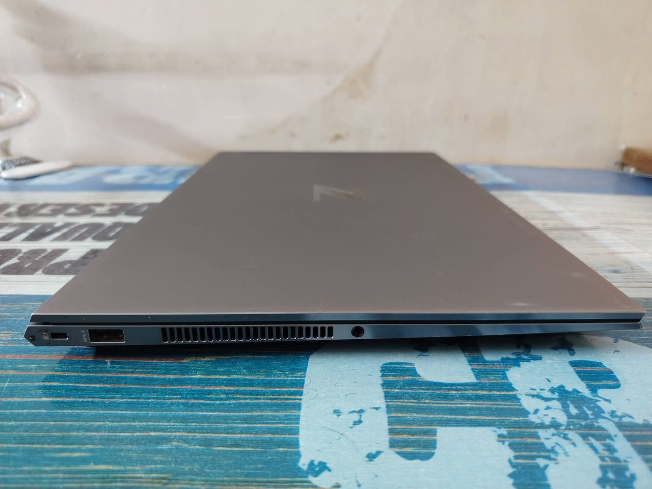 . 850 قفل مابيهة مجال
الموديل: HP ZBook Studio G7 Mobile Workstation. 

المعالج: Intel Core i9-10885H. 
8 أنوية / 16 خيط معالجة
التردد الأساسي 2.40 GHz
يصل إلى حوالي 5.3 GHz مع Turbo Boost. 

الرام: 32 GB DDR4. 

كرت الشاشة المنفصل: NVIDIA Quadro T2000 Max-Q 4GB. 

كرت الشاشة المدمج: Intel UHD Graphics. 

التخزين: SSD Samsung NVMe بسعة 1 تيرابايت (954 GB فعلياً). 

النظام: Windows 10 Pro 64-bit

مكاني بغداد الدورة
واتساب 7777659532


**إذا كنت صاحب هذا الإعلان وتريد حذفه لأي سبب، رجاءا أرسل رسالة إلى الدعم الفني**