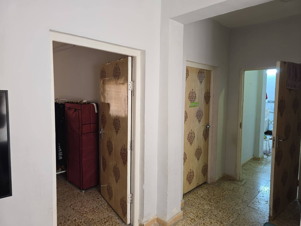 للبيع شقة في مجمع المدثرة/ العمارات القريبة على المعهد
عمارة رقم 2 شقة رقم 12 طابق ثالث.

الشقة نظيفة جدا

 مساحة 135 تحتوي على 3 غرف وديوانية وصالة و مطبخ مع صحيات عدد 2.

موقعهة جدا حلو وماكو عمارة مقابيلهة وقريبة على الشارع العام.

تأسيس ماء و كهرباء جديد.

ايزوكام للسطح كامل 

للاستفسار: ***********.
