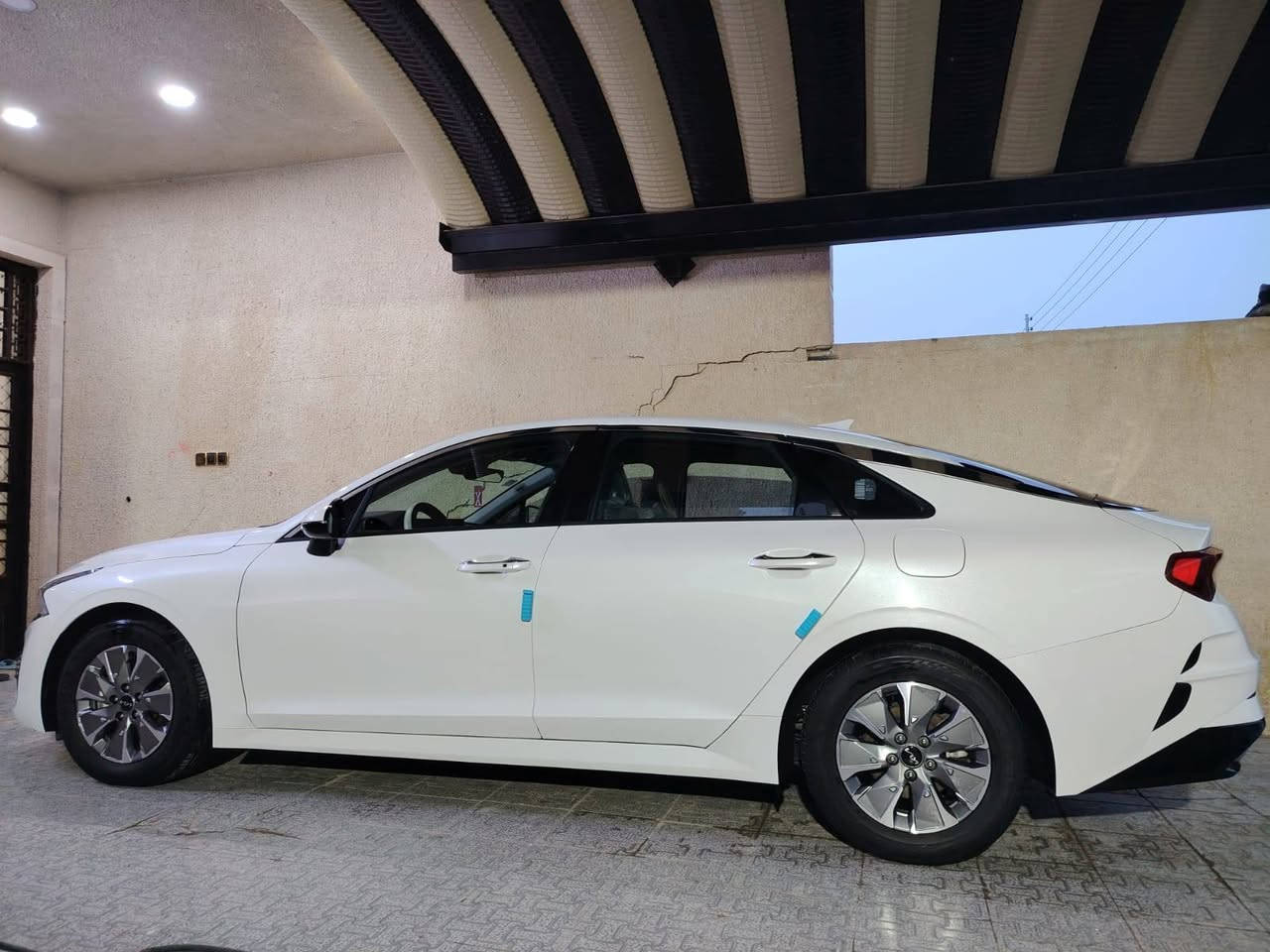 السلام عليكم سياره كي فايف للبيع موديل 2023 مكفولا كفالا عامه السياره جديده بمعنه الكلمه السياره  هايبرد بانزين مكان سيارة ابو غريب نصر وسلام رقم الهاتف ***********.   *********** السعر 230 وبيه مجال لطيبين
