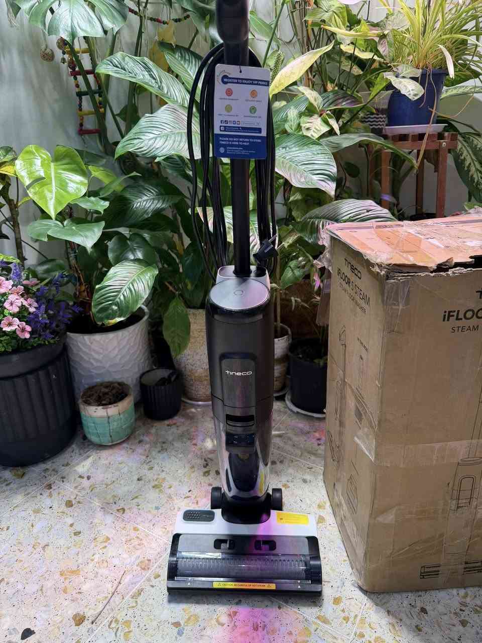 سلام عليكم 
متوفر مكنسة عامودية ماركة Tineco iFLOOR 5 STEAM 
🌟 التنظيف العميق صار أسهل وأسرع مع Tineco iFLOOR 5 STEAM! 🌟
هل تعبت من مشقة مسح الأرضيات وإزالة البقع المستعصية؟ وداعاً للطرق التقليدية، ومرحباً بقوة البخار والنظافة المطلقة! 🚀
✨ لماذا تختار Tineco iFLOOR 5 STEAM؟
 غسيل ومسح بالبخار في خطوة واحدة: يجمع بين قوة الغسيل اللاسلكي وقوة التعقيم بالبخار الساخن لإزالة 99.9% من البكتيريا والجراثيم.
 إزالة أصعب البقع السائلة والجافة: سواء كانت بقع زيتية، صلصة مسكوبة، أو أتربة متمسكة، الجهاز يقضي عليها بلمح البصر.
 فصل تام للمياه: خزان للمياه النظيفة وخزان منفصل للمياه المتسخة لضمان تنظيف أرضيتك دائماً بماء نقي بنسبة 100%.
 التنظيف الذاتي بضغطة زر: لا حاجة لغسل الفرشاة يدوياً، الجهاز ينظف نفسه تلقائياً بعد الانتهاء!


**إذا كنت صاحب هذا الإعلان وتريد حذفه لأي سبب، رجاءا أرسل رسالة إلى الدعم الفني**