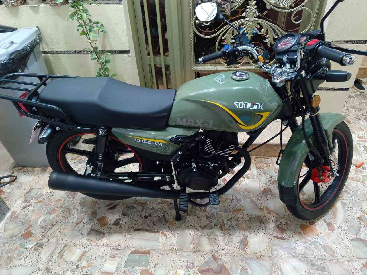 السلام عليكم حبايب دراجه ماكس وان  لون زيتوني موديل 25 الدراجه خير من الله كلش نضيفه مكينه مامفتوحه ونشطه كلها  شغاله مابيها كل نقص شغل واطلع ربع متصرف عليها  عنوان شارع فلسطين سعرها 900وبيها مجال للوجوه الطيبه رقمي ***********
