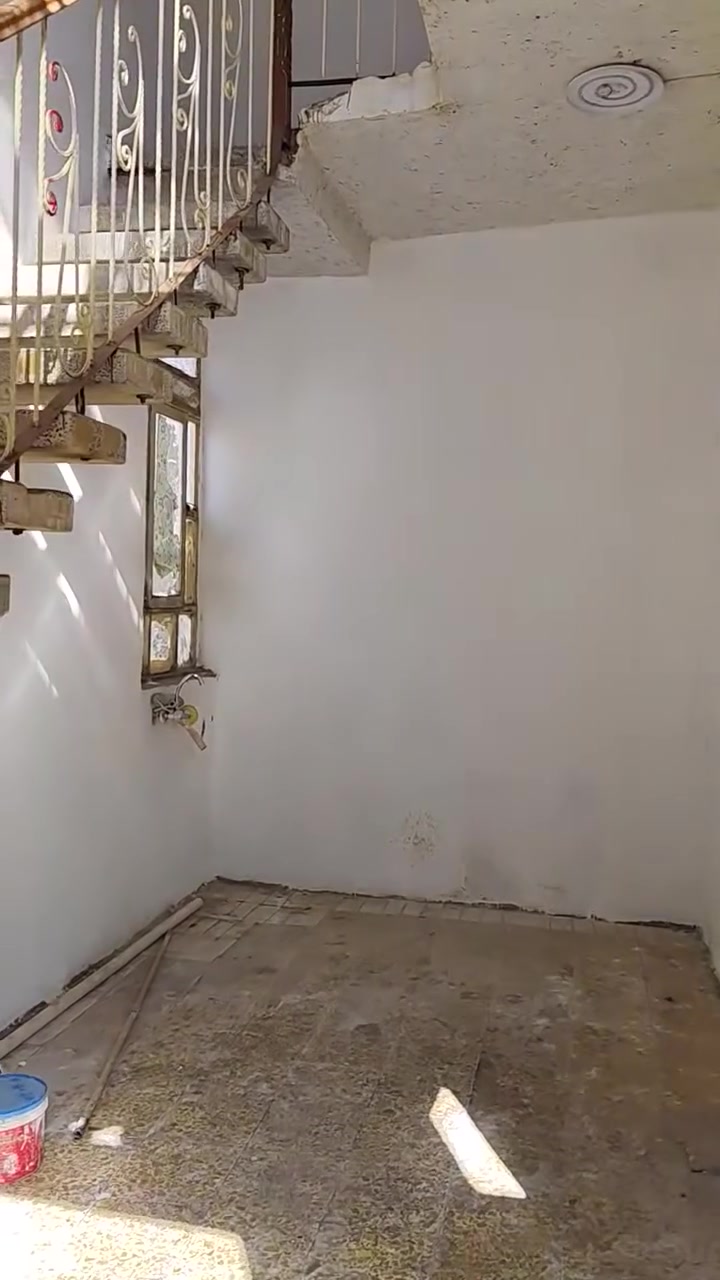 بيت للايجار مساحه ٧٠متر ركن
مدخل الجسر الكيات طابقين ركن ع ثلاثه شوارع وع ساحه جديد مرتب جاهز عائلة صغيره فقط 
***********
