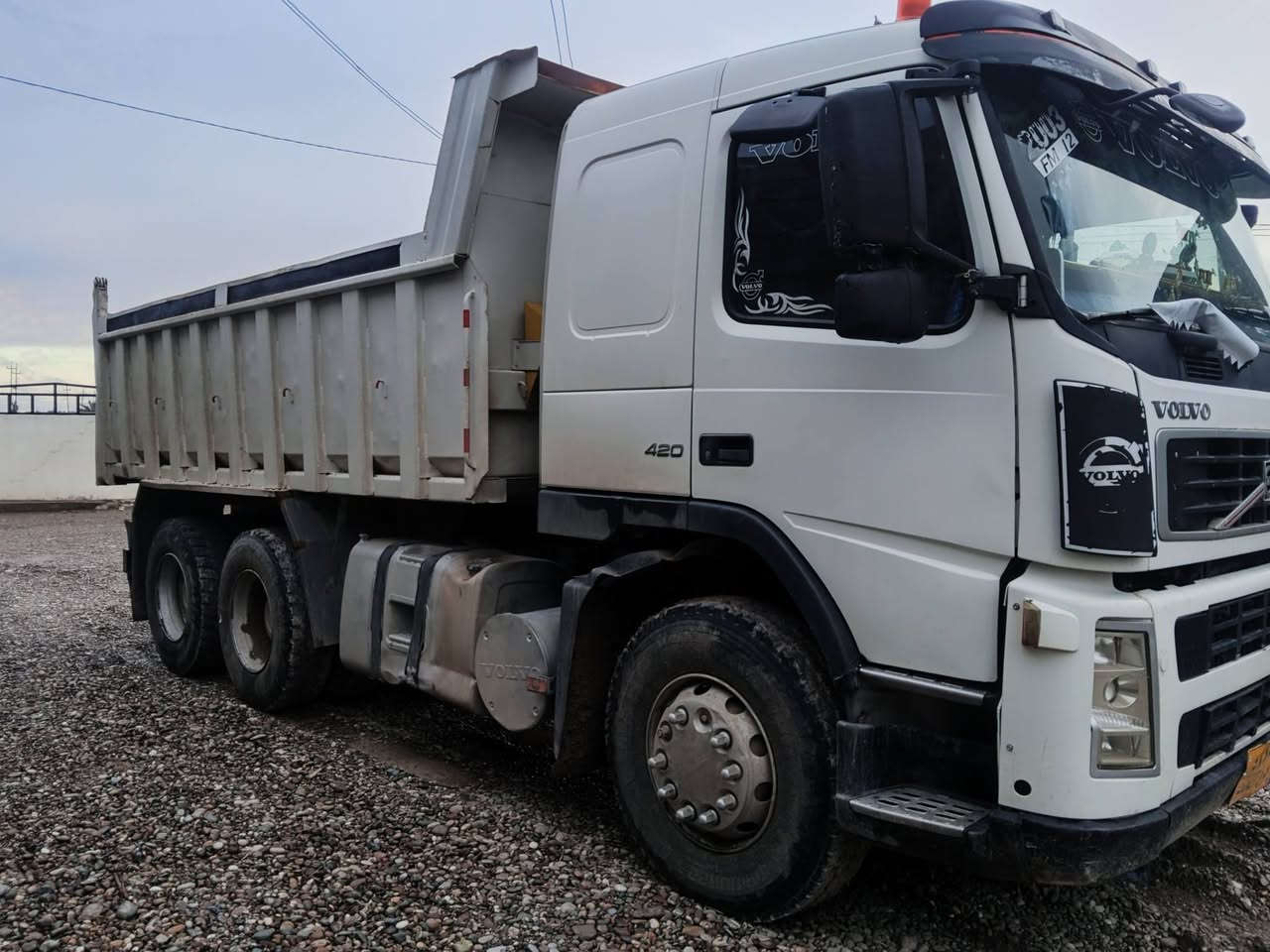 السلام عليكم
قلاب  فولفو(FM)  للبيع 
موديل 2003
گير محرك شرط ✅
تبريد شغال ❄️
تخم تاير جديد✅
***********هـــ
