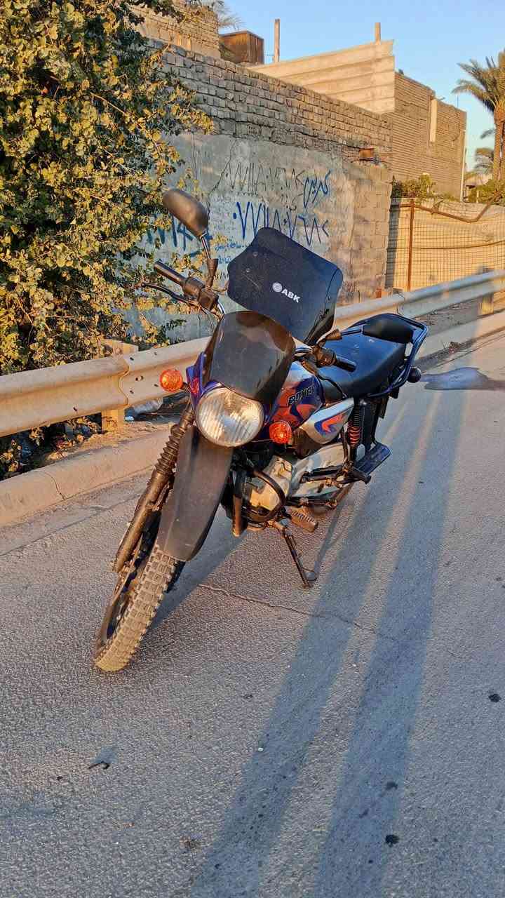 السلام عليكم بوكسر جبلي موديل 23 اوراق كامله اصولي 
دراجه بلاديه ماملعوب بيهه مكينه ناعمه
 رايدهه بمليون و350 بيهه مجال مكاني بغداد الحريه 
*********** متواجد واتساب واتصال
