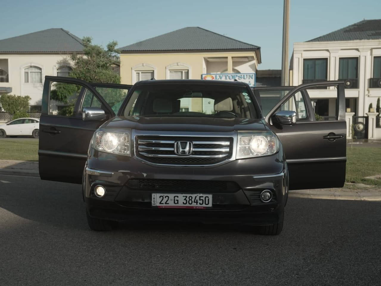 السلام عليكم،
للبيع هوندا بايلوت -  Honda Pilot موديل 2013. 

- لون السيارة اسود بيتنجاني.
- السيارة 7 راكب.
-  داخل السيارة بيجي.
- حساسات أمامية وخلفية.
- كاميرا خلفية.
- تبريد ياباني ثلج.
- ماشية 267 ألف كم.
- دفع رباعي (4WD)
- واسعة وعملية للعائلة والسفر
- نظيفة من دواخل و كشر خارجي.

السيارة مطلعها زيرو من شركة هوندا أربيل صاحب واحد.
ومكفولة من الصبغ عدا ربع جاملغ كما موضح بالحادث.

✅ المكينة مكفولة
✅ الكير مكفول
✅ الحدادية مكفولة

السيارة معروفة بالقوة والاعتمادية، وبيها مواصفات هواية بهذا الموديل.

السيارة بأسمي تحويل ثاني يوم.

💰 السعر: 12,500 دولار
📞 للاستفسار: ***********
*********** أربيل, العراق

