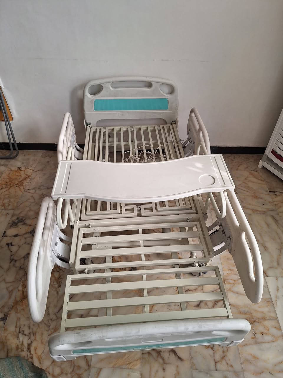 للبيع سريرطبي كهربائي ريمونت كونترول حركات مستخدم كم يوم فقط بسعر ٦٠٠ الف ٠ ***********
