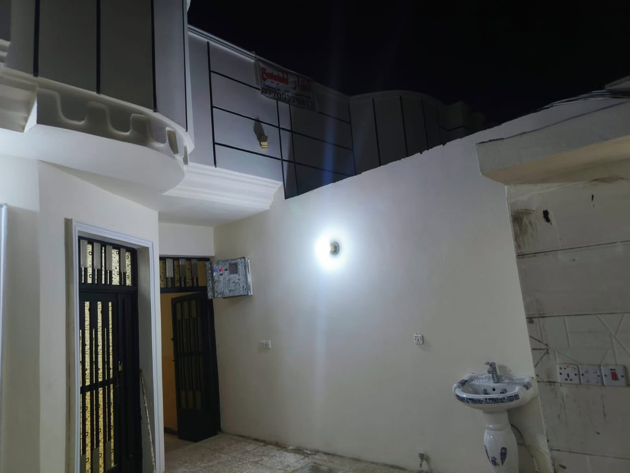 ‏بيت مساحة كلية 160 متر
‏واجهة 5.60 
‏بناء حديث 2025
‏بيت زيرو 
‏أرضية رف كونكريك
‏سكف كونكريك
‏طابوك جمهوري درجة أولى 
‏أرضية كاشي 
‏وسطح اشتايكر 
‏جاهز للسكن
‏بناء درجة أولى 
‏يحتوي على غرفة نوم كبيرة 
‏ويحتوي على حولي كبير 
‏إستقبال كبير 
‏يوجد مدخلين 
‏مطبخ 
‏صحيات درجة أولى 
‏كهربائيات درجة أولى 
‏خدمات كاملة كهرباء وماء ومجاري شارع تبليط
‏افضل مربع بل حمدية 
‏ملاحظة يوجد تشجير مقابيل بيت 
‏ورة تشجير يوجد منتزه 
‏عنوان بداية حميديه مقابيل منتزه 
‏قرب محطة وقود 
‏رقمي ***********
