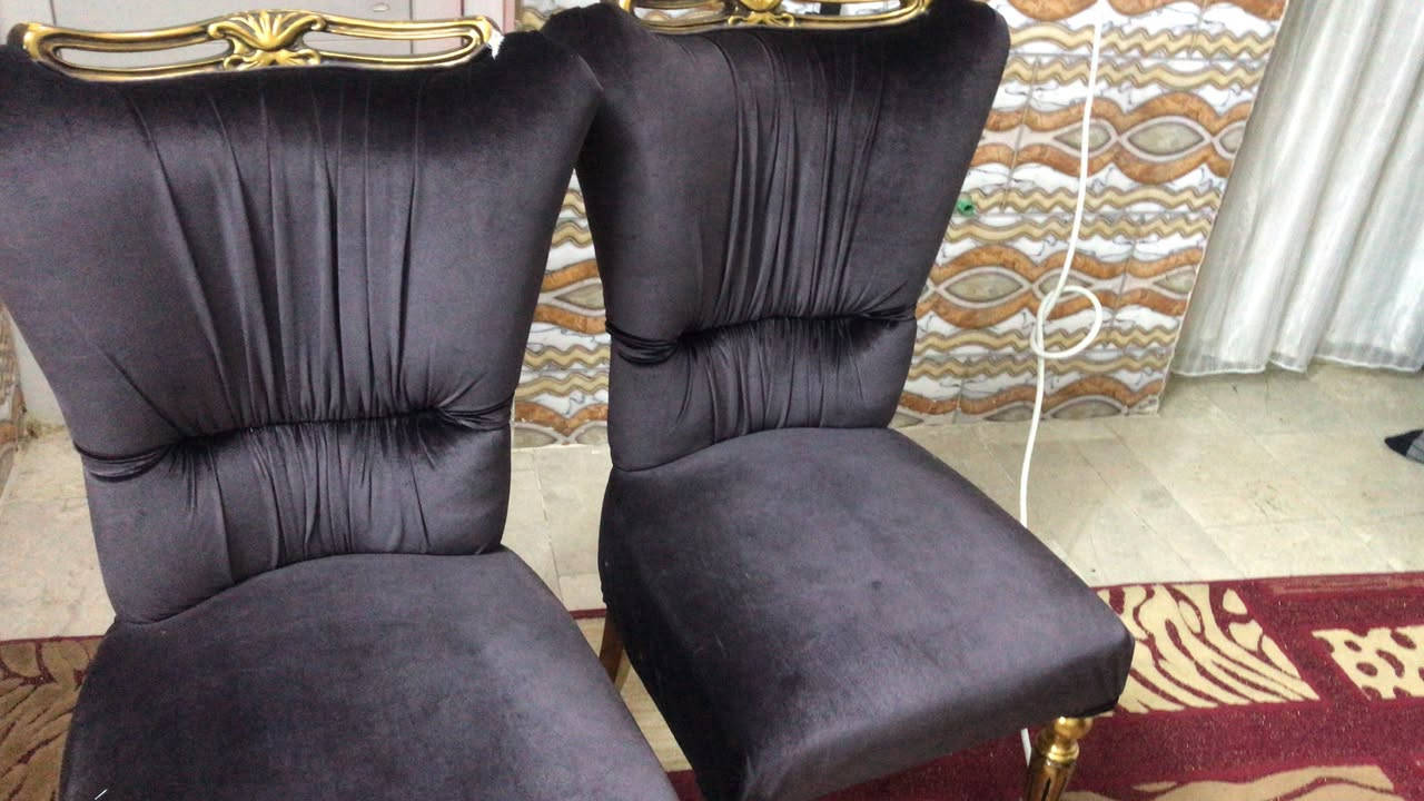 سلام  عليكم ميز نضف كدامك 6 كراسي جدد ول طبله خدوش بسيطه الاستفسار ***********سعره 200 الف
