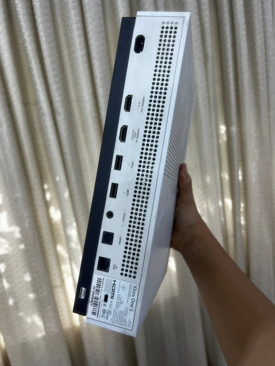اكس بوكس وان اس واحد تيرة الجهاز مفتوح مبدل HD الجهاز يجي دبل جوستك و منزل بي اكثر من لعبة مثل فورزا هورايزن 5 و ماين كرافت و روكت ليگ وبعد اكو هواي ألعاب و باقي المواصفات المعروفة في الاكس بوكس للاستفسار ***********
