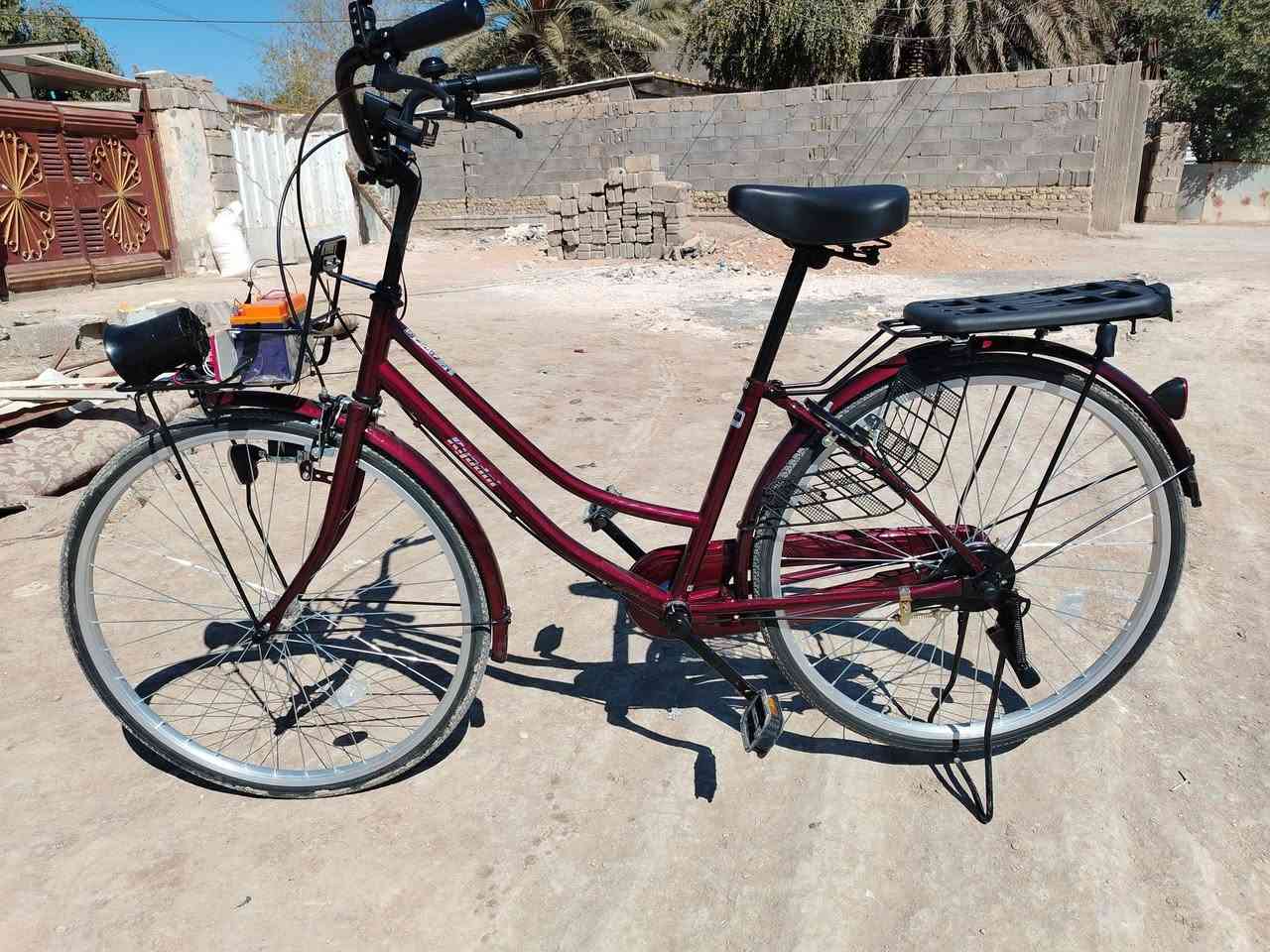 سلام عليكم بايسكل للبيع ياباني جديد صارلي اقل الاسبوع من أخذته لونه ماروني مستعجل على بيعه اليريده يتصل عله هاذه الرقم ***********
