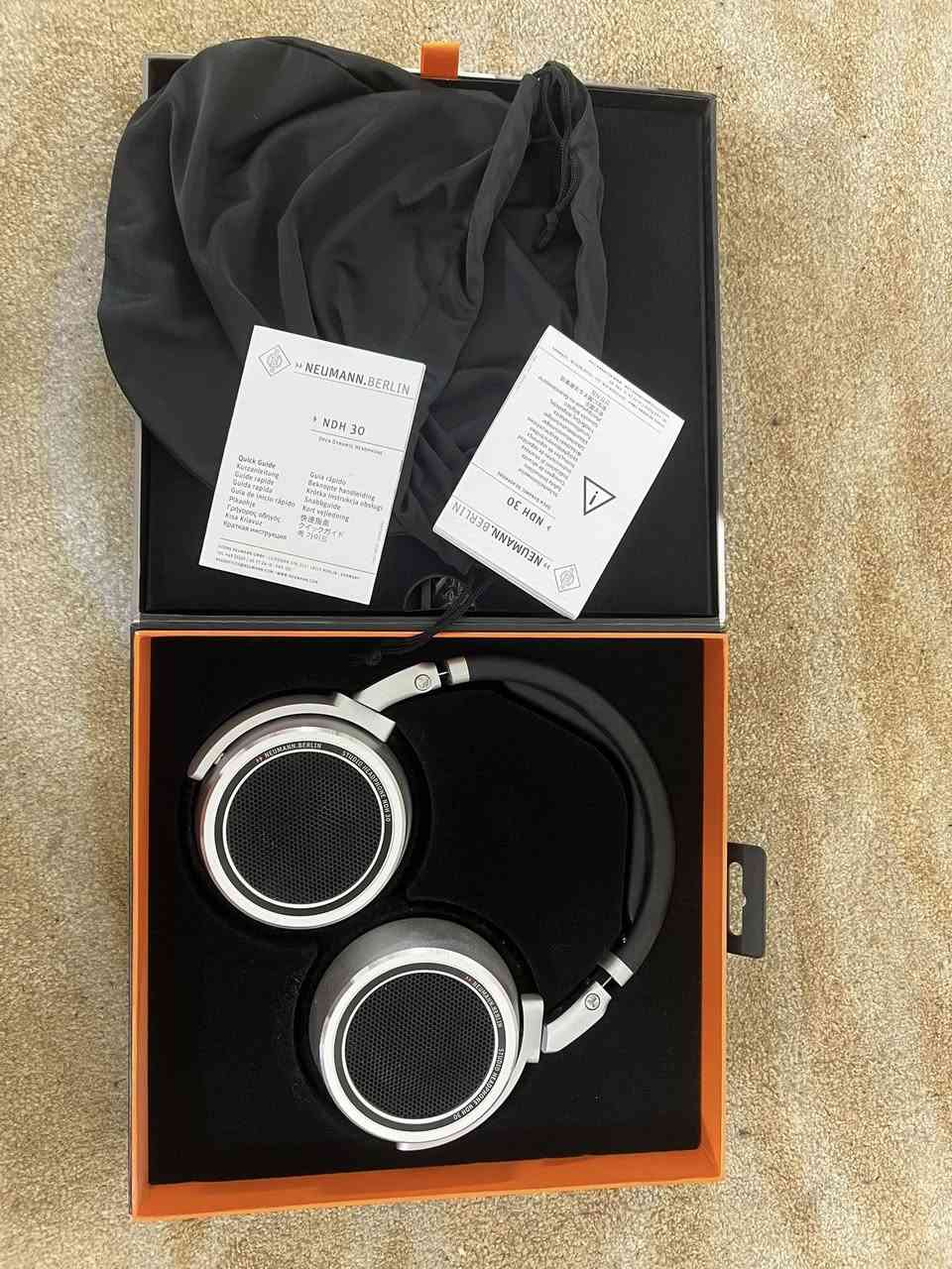 السلام عليكم شلونكم شباب 

سماعة Neumann NDH 30 (Open-Back Studio Headphones)

للجماعة اللي يدورون دقة خرافية بالصوت، عندي سماعة نيومان NDH 30 الغنية عن التعريف للبيع. السماعة غسلت السوك من نزلت لأنها تنطيك صوت الستوديو مونيتور (مثل سماعات KH 150) بس على شكل هيدفون.

• ليش هاي السماعة؟ صوتها كلش "Flat" وحيادي، يعني تسمع الصوت الحقيقي بدون أي تلوين. مثالية جداً لجماعة المكس، الماسترنك، والمونتاج الاحترافي.

• الراحة: مريحة جداً بجلسات الشغل الطويلة وتصميمها يخلي الأذن تتنفس لأنها (Open-back).

• النظافة: السماعة مستعملة أخت الجديدة، صناعة ألمانية أصلية وبناء معدني قوي يعيش عمر.

• الملحقات: تجي مع الواير الأصلي ومحول الـ 6.3mm.
أهم المميزات التقنية (للتوضيح):
• التردد: استجابة واسعة جداً من 12 هرتز إلى 34 كيلوهرتز.
• المقاومة: 120 أوم (تشتغل بشكل ممتاز مع كارتات الصوت الاحترافية).
• التصميم: قابلة للطي لسهولة النقل.

سعر ٦٠٠ الف !


**إذا كنت صاحب هذا الإعلان وتريد حذفه لأي سبب، رجاءا أرسل رسالة إلى الدعم الفني**