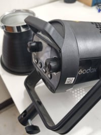 معدات تصوير للبيع  .. اضاءه godox sz 200 bi   القدرة (Output Power): 2...