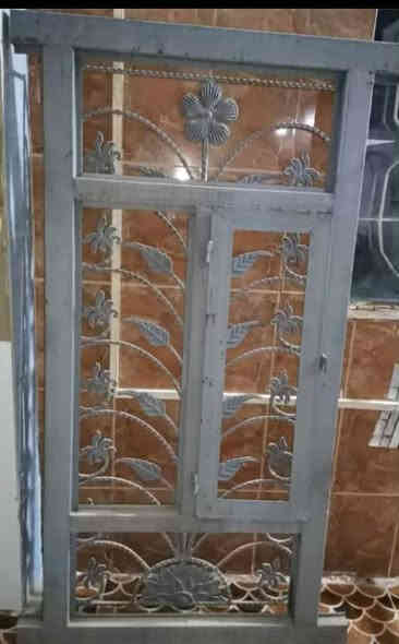 باب   مع  شباك  للبيع جديد ما مستخدم ...... حديد ثقيل درجة أولى   سعر 300 الف   فتحة الباب على الخارج.   اتصل  على الرقم ***********
