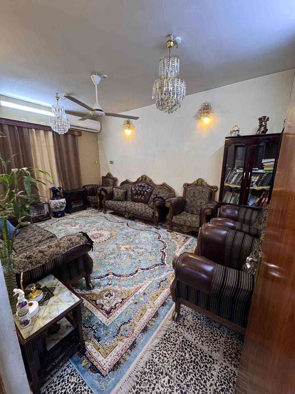 نصف قطعة مربعة واجهة ( ٧ امتار) 
البناء طابق ونصف
الطابق الأرضي يحتوي على غرفة استقبال وغرفة نوم وصالة (مطبخ) مع حمام وتواليت منفصل ومنور
الطابق الثاني يحتوي على غرفة نوم مع غرفة سندويج ومخزن 
مدينة الصدر قطاع ٥٣ 
للاستفسار ***********
