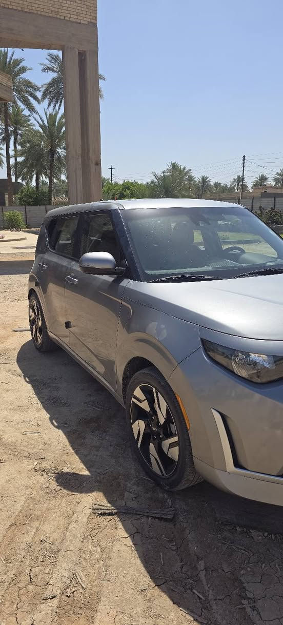🚗 للبيع: كيا صول (Kia Soul) 
المواصفات الأساسية:الموديل: [: 2023]الممشى: [ 49 
اللون: فضي (Silver) مميز مع فتحه
مرقم أربيل تحويل بأسم المشتري 
.الحالة العامة: السيارة بحالة ممتازة جداً 
(نظيفة جداً من الداخل والخارج)
.أبرز المميزات:تصميم عصري وشبابي وعملي جداً للمدن.شعار كيا (KIA) الجديد.اقتصادية جداً في استهلاك الوقود.المواصفات: [GT-Line] - 
محرك.2000
الحادث جاملغ امامي في امريكا فقط وبارد 
تشمل كاميرا خلفية، شاشة لمس، وأنظمة أمان متطورة
💰 السعر المطلوب: [ ١٦٨  ] (قابل للتفاوض ).
📍 الموقع: [بابل سده الهنديه ]
📞 للتواصل والاستفسار: [ ***********]
