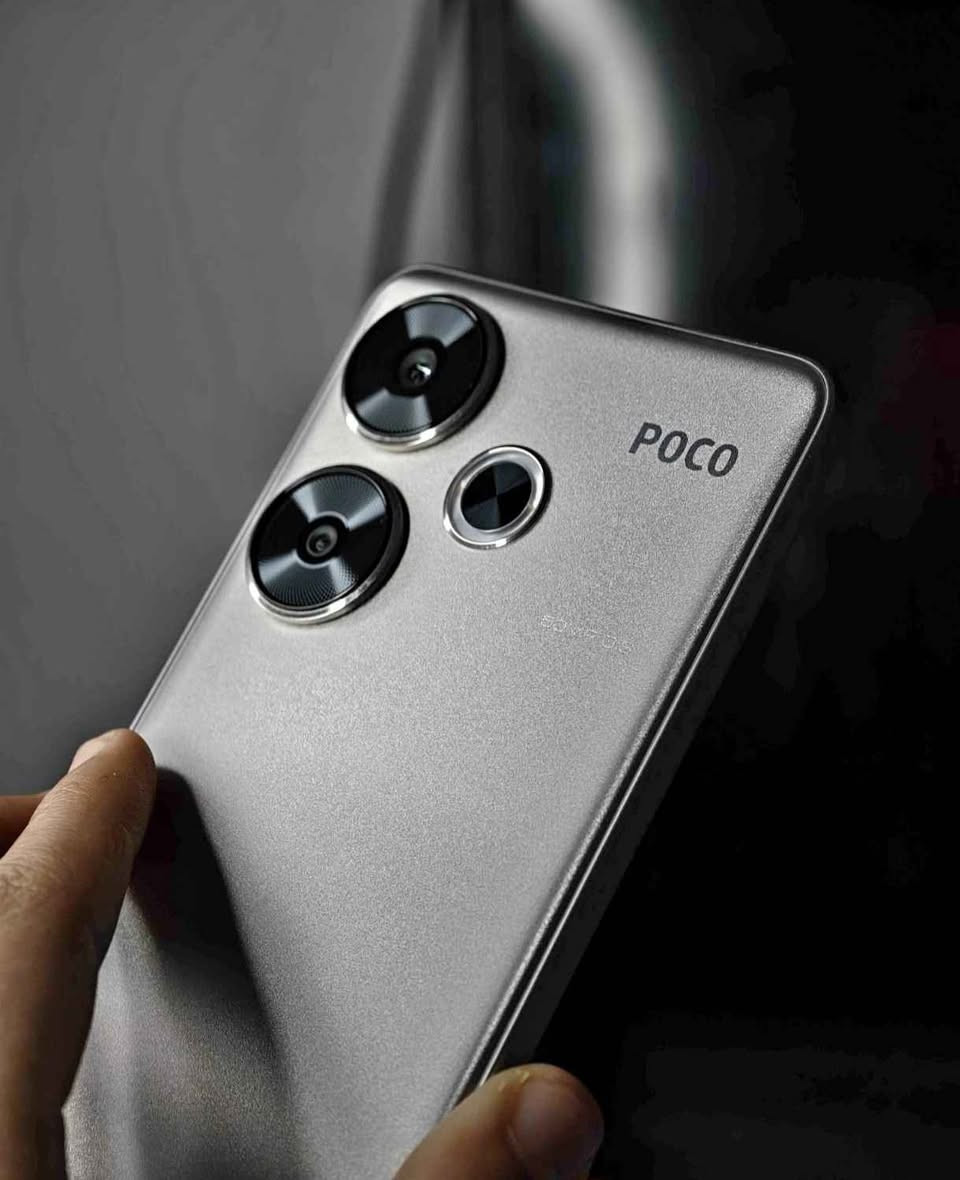 🔥 المواصفات التقنية الرئيسية
📱 الشاشة: 6.67 بوصة AMOLED بدقة 1.5K (2712×1220) + معدل تحديث 120 Hz وDolby Vision وHDR10+، مع حماية Corning® Gorilla® Glass Victus. �
Mi Poland
⚙️ المعالج: Qualcomm Snapdragon 8s Gen 3 القوي (4 نانومتر)، مناسب للألعاب والتطبيقات الثقيلة. �
Mi Poland
🧠 الذاكرة: 8 GB أو 12 GB رام + تخزين داخلي 256 GB أو 512 GB (UFS 4.0). �
Mi Poland
📸 الكاميرات:
خلفية مزدوجة: 50 MP (عدسة رئيسية مع تثبيت بصري) + 8 MP واسعة
أمامية: 20 MP للصور والسيلفي. �
Mi Poland
🔋 البطارية: 5000 mAh مع شحن سريع 90 W (يصل تقريباً إلى 100% في ~35 دقيقة حسب الشركة). �
Mi Poland
📡 شبكات واتصال: يدعم 5G، Wi-Fi 6، Bluetooth 5.4، NFC (في بعض المناطق)، مستشعر بصمة داخل الشاشة. �
Mi Poland
📱 النظام: يعمل بنظام Android 14 مع واجهة HyperOS من شاومي. �
Mi Poland
💧 المتانة: تصنيف مقاومة الماء والغبار IP64. �
Mi Poland
موبي كوست
📊 النقاط الأساسية في POCO F6
✅ أداء قوي في الألعاب والتطبيقات بفضل المعالج الرائد. �
✅ شاشة ممتازة في سطوعها وجودتها مع معدل تحديث عالي. �
✅ كاميرا جيدة للصور والفيديو مع تثبيت بصري. �
✅ بطارية كبيرة وشحن سريع. � موصل, نينوى


**إذا كنت صاحب هذا الإعلان وتريد حذفه لأي سبب، رجاءا أرسل رسالة إلى الدعم الفني**