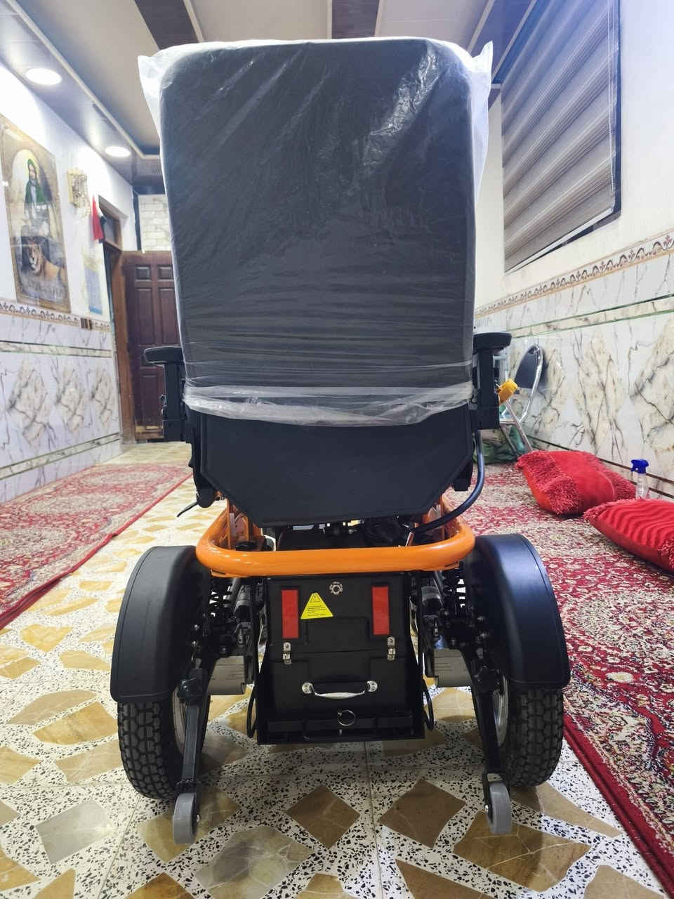 عربة  Enjoy Care (إنجوي كير)
هو كرسي متحرك كهربائي أو يدوي مخصص لمساعدة كبار السن وذوي الاحتياجات الخاصة على الحركة بسهولة وأمان.

مميزات عربة Enjoy Care

تحكم سهل: مزود بعصا تحكم (Joystick) سلسة للحركة بجميع الاتجاهات.

تصميم قابل للطي: يسهل طيه ووضعه في حقيبة السيارة أو السفر به.

بطارية قوية: يعتمد على بطاريات ليثيوم خفيفة الوزن تقطع مسافات تصل إلى 16-20 كم بشحنة واحدة.

تحمل الوزن: يتحمل عادة وزناً حتى 100 كيلوجرام.

وضع طوارئ: يمكن تحويله إلى وضع يدوي إذا نفد شحن البطارية.  للإستفسار الاتصال على الرقم***********
