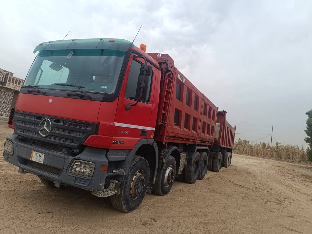 سلام عليكم اكتروس للبيع موديل 2006 ايطالي قاطره ومقطوره مرسمه  مكان ***********
