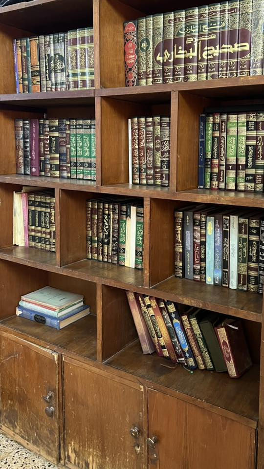 مكتبه للبيع هيه وكتبها ب 275 بيها مجال شي بسيط مو شرراي لا تعبني ع واتس ***********
