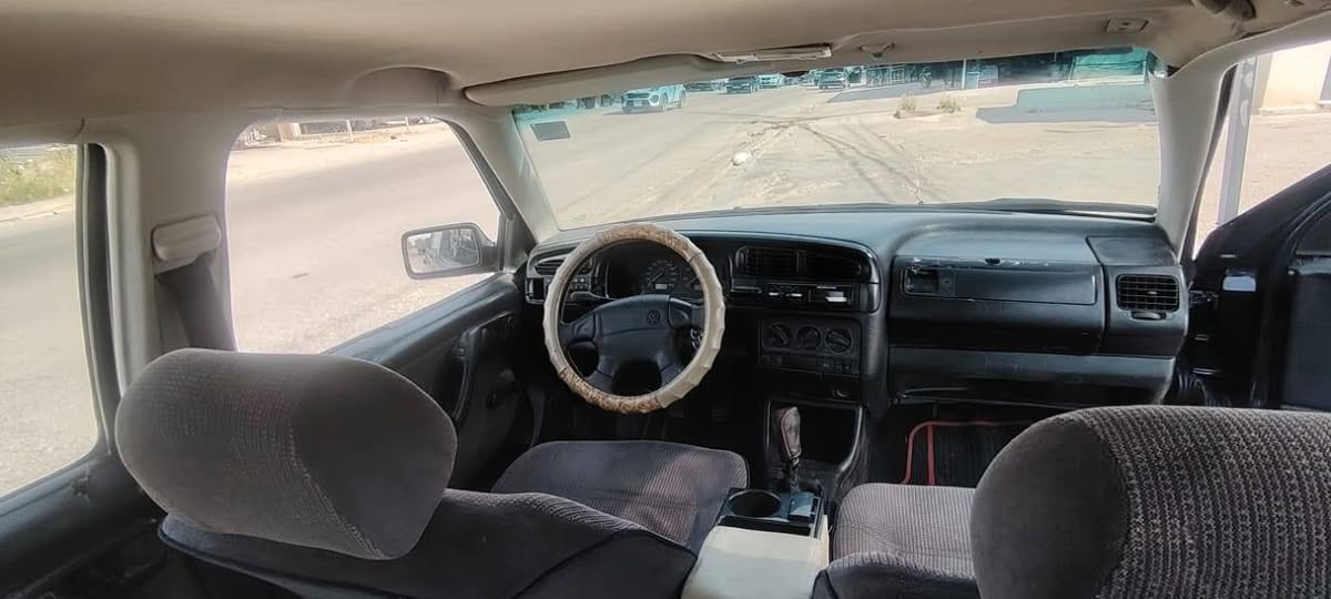 سلام عليكم
محرك 2000 جديد لا صرف لا نفخ كير عادي شرط السياره بسمي سنويه جديد لا غرامات لا شي صبغ بس صفحه او سقف بدون قطره معجون فقط جماليه السقف مصبوغ بسبب الهزه سياره كامله جديده طخم جديد ستيرن بور تايرات اربعه جديده السياره اصل تبريد كمبريسر موجود بس يرادلها منظومه جديده كاربون بنزين موجود 
السعر ٣٨ بيها مجال بسيط مكاني ساده بعويزة
***********
