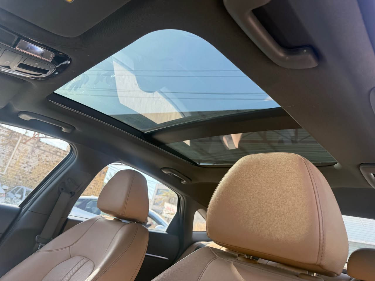 السلام عليكم 
سوناتا 2023 limited فول فول للاخير 

محرك : 1.6t تيربو اقتصادي واعتمادي

گير : 8سرعات DTC دبل كلج

الضرر قبق جنطة فقط ومبدل نفس لون اصلي بدون دواخل
السيارة بدون اي نقوصات بدون مصرف جاهزة من كل النواحي وبدون اي مشاكل

مواصفات السيارة :
-لايت ليد وعدسات٣ خاص بفئة الـ limited
-داخل مشمشي ومطعم باسود لون مميز 
-مقاعد كهرباء وميموري
-كراسي الامامية كهرباء
-مقاعد تدفئة وتبريد
مقاعد جلد نابا طبيعي- 
-تدفئة ستيرن 
-شفتات بالستيرن
-بانوراما 
-اضائة داخلية 64 لون متغير 
-شاشة ترفيهية كبيرة وازرار لمس
-عدادات شاشة الكتروني
-اربع وضعيات قيادة( sport-smart-normal-custom )
-شاحن وايرليس
-اوتو هولد 
-كامرات 360 درجة محيطية
-كامرات مع الاشارة 
-رادار جانبي ورادار خلفي ورادار امامي ومحافظة على المسار
-مثبت سرعة متفاعل
-داتا شو 
-تبريد قطعتين 
-شاشة تبريد وازرار خاصة للتحكم بالتبريد
-تشغيل عن بعد وتحريك السيارة عن طريق الريمونت 
-ويل حجم 18 سبورت
-نظام صوتي Bose محيطي 16سماعة
-اوتو هولد
-تنبيه تصادم
-فتح صندوق الجنطة تلقائي عندة الاقتراب 
-اوتو بارك

وهواي مواصفات بعد معروفة الاعلى فئة بالسوناتا 

السيارة مرقمة معوقين قادسية وكالة عامة
سعر السيارة ١٩٥ وبيها مجال بسيط 
للتواصل خاص او على الرقم :*********** ديوانية, القادسية
