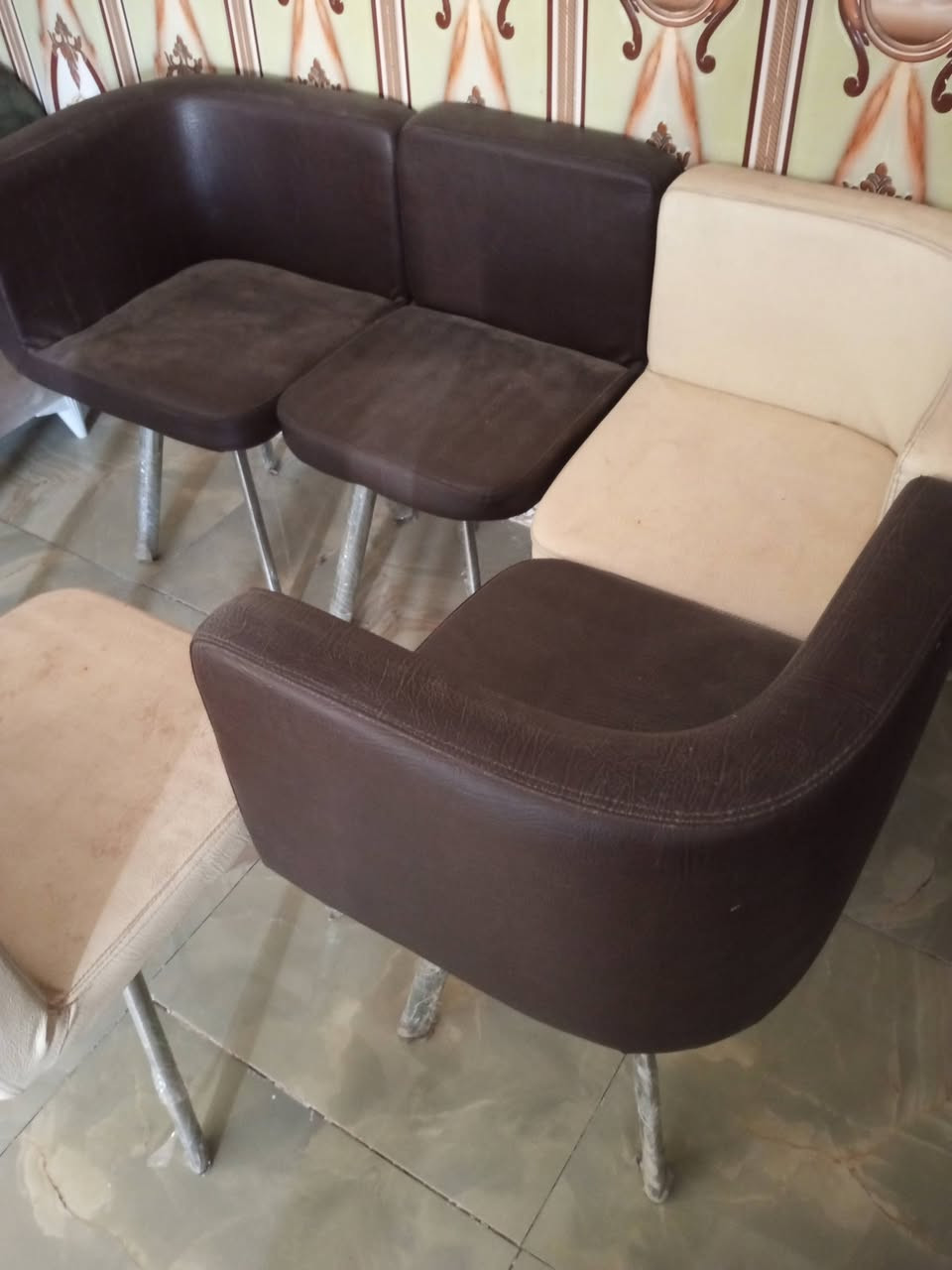 السلام عليكم
ميز طعام 6 كراسي جلد درجه اولى للبيع 
جديد نكسرت فقط جامه الميز وابو الجام كال اشدلك وحده ..الاستفسار ***********
العنوان حي النصر قرب مدرسة 15 شعبان
