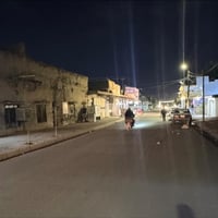 عقار تجاري • ١١٠م • ٤محلات وشقة