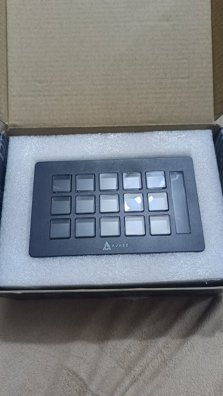 ستريم ديك اجاز 15 شاشه 
يحتوي على 15 مفتاح LCD قابل للتخصيص بالكامل لأغراض البث المباشر، التحرير، أو وحدات الماكرو المخصصة.
يتضمن شاشة جانبية مدمجة لمراقبة استخدام وحدة المعالجة المركزية (CPU)، ذاكرة الوصول العشوائي (RAM)، ودرجات الحرارة. 
يمكن استخدامه للتبديل السهل بين المشاهد، تشغيل الوسائط، تحرير الفيديو، تعديل الصوت، وأكثر. 
يعتبر بديلاً اقتصادياً لأجهزة Stream Deck الأخرى. 
التوصيل عبر Type-C.


**إذا كنت صاحب هذا الإعلان وتريد حذفه لأي سبب، رجاءا أرسل رسالة إلى الدعم الفني**